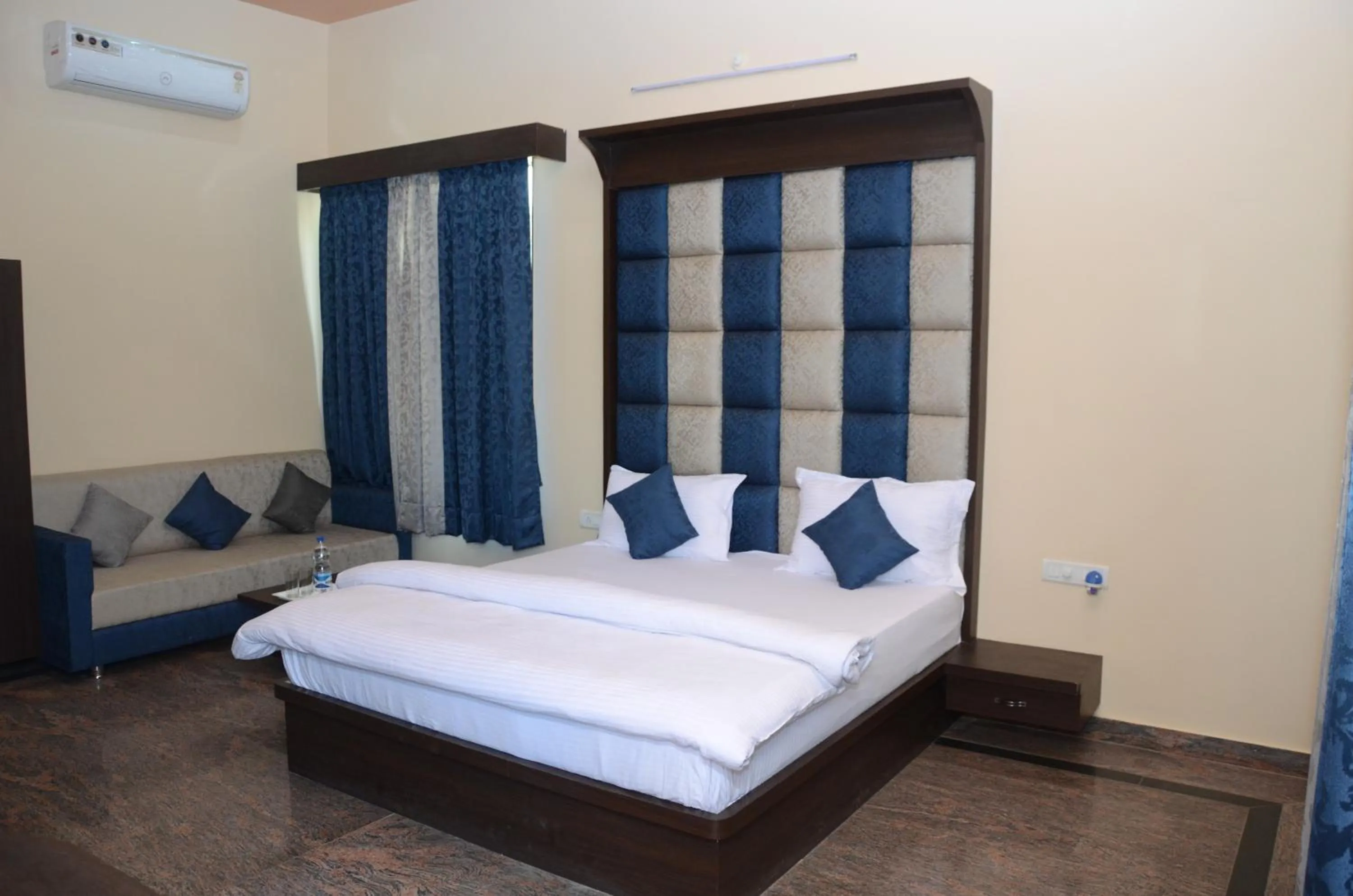 Bed in Chitrakoot Garden and Resorts