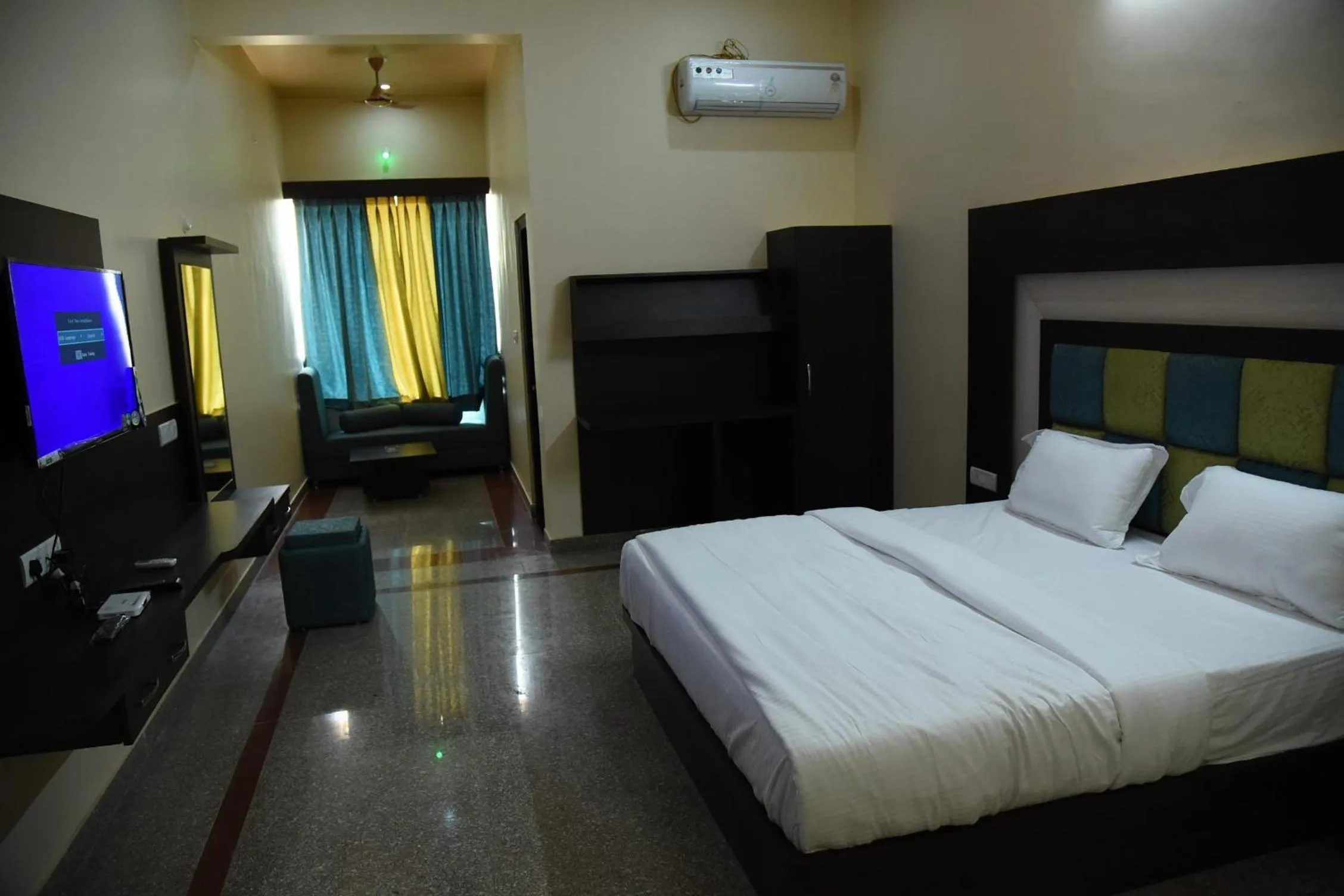 Family in Chitrakoot Garden and Resorts