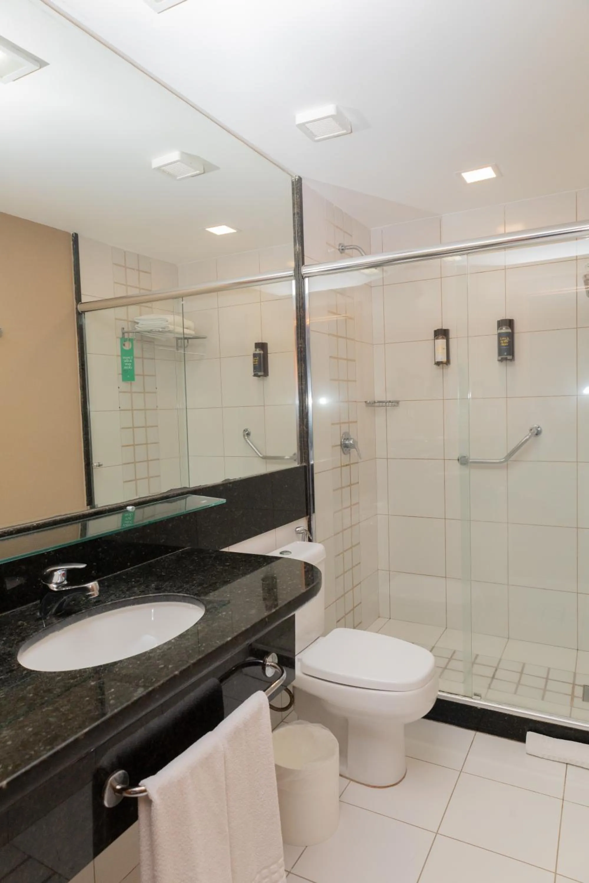 Bathroom in Golden Tulip Porto Vitória
