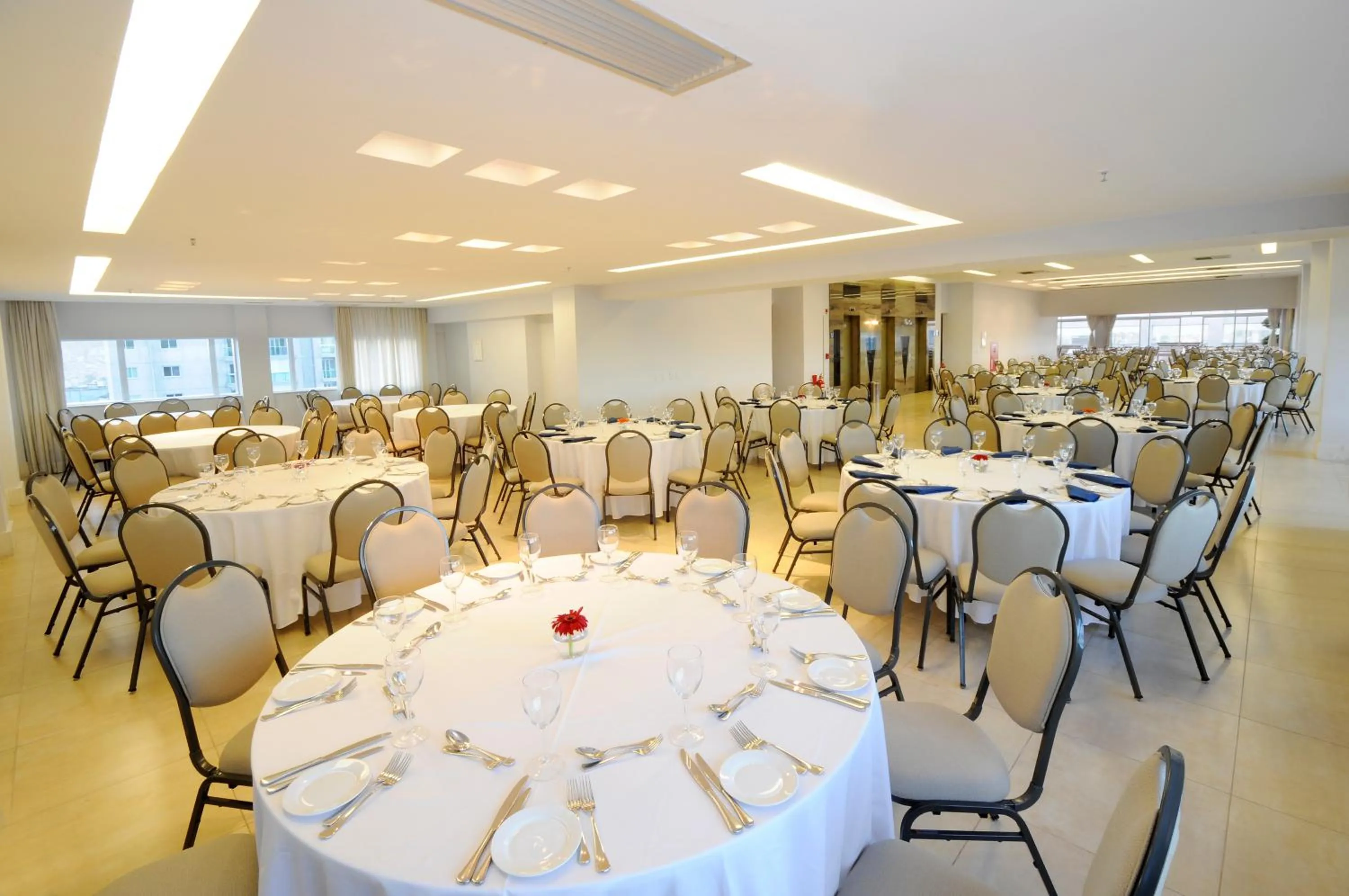 Meeting/conference room in Golden Tulip Porto Vitória