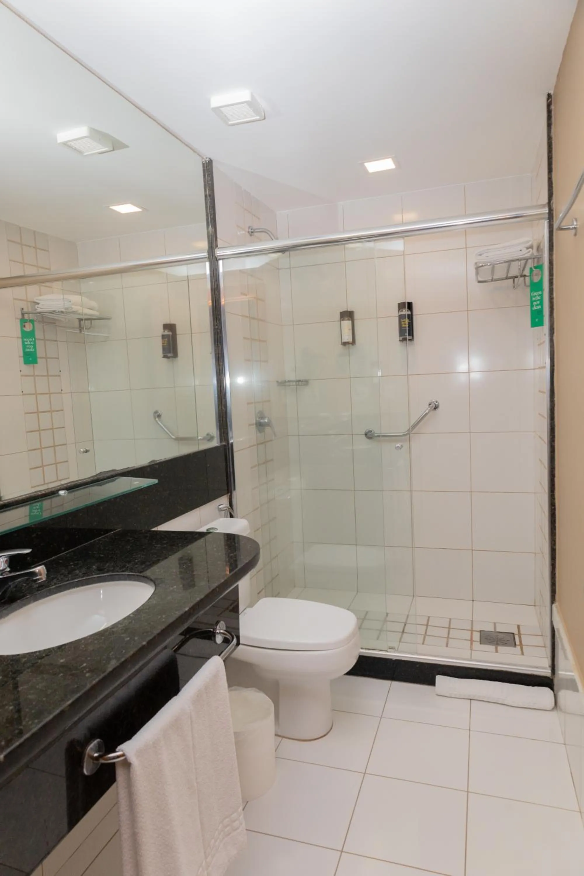 Bathroom in Golden Tulip Porto Vitória
