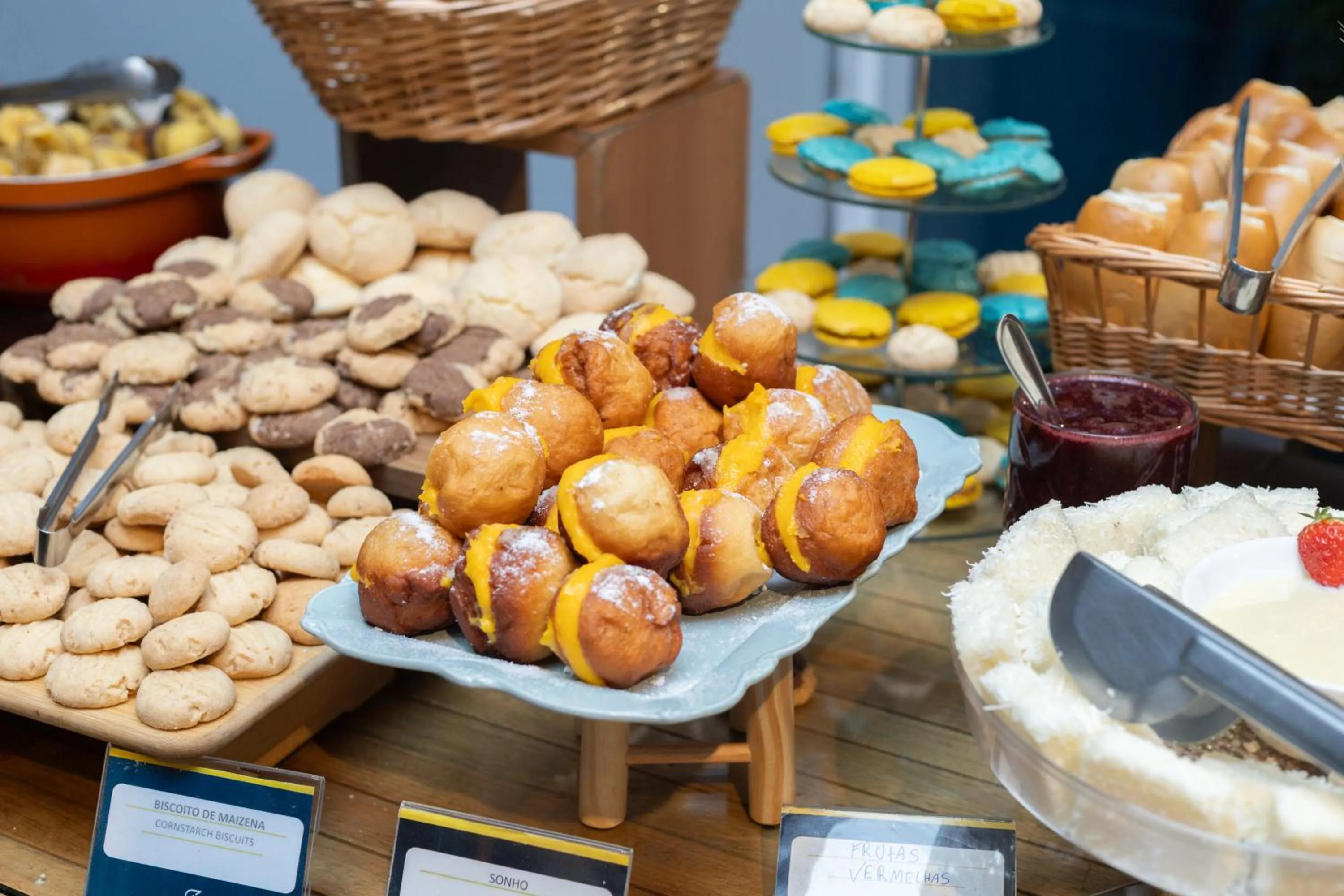 Food and drinks in Golden Tulip Porto Vitória
