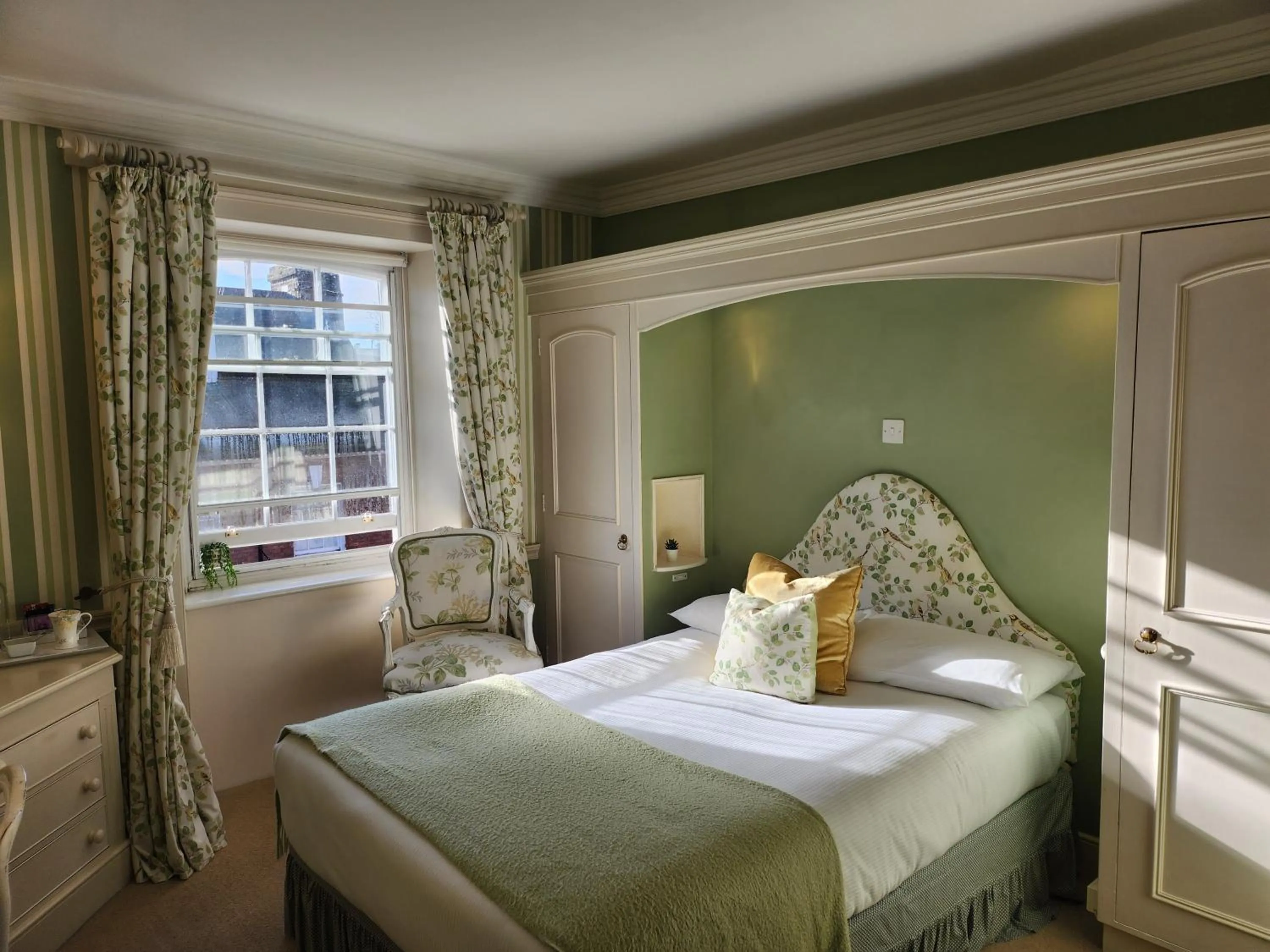 Photo of the whole room, Bed in The Casterbridge