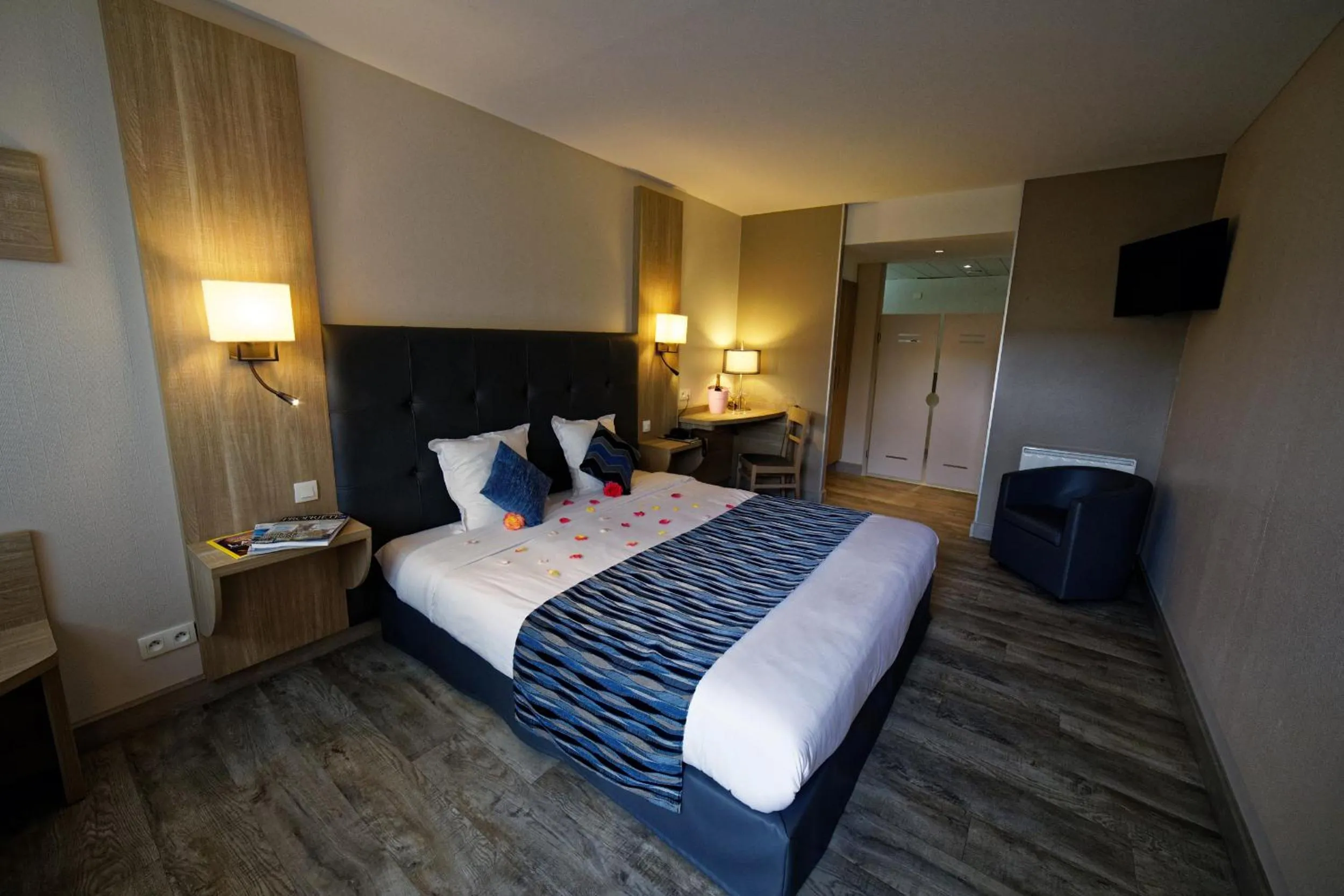 Photo of the whole room, Bed in Logis Auberge Des Moissons