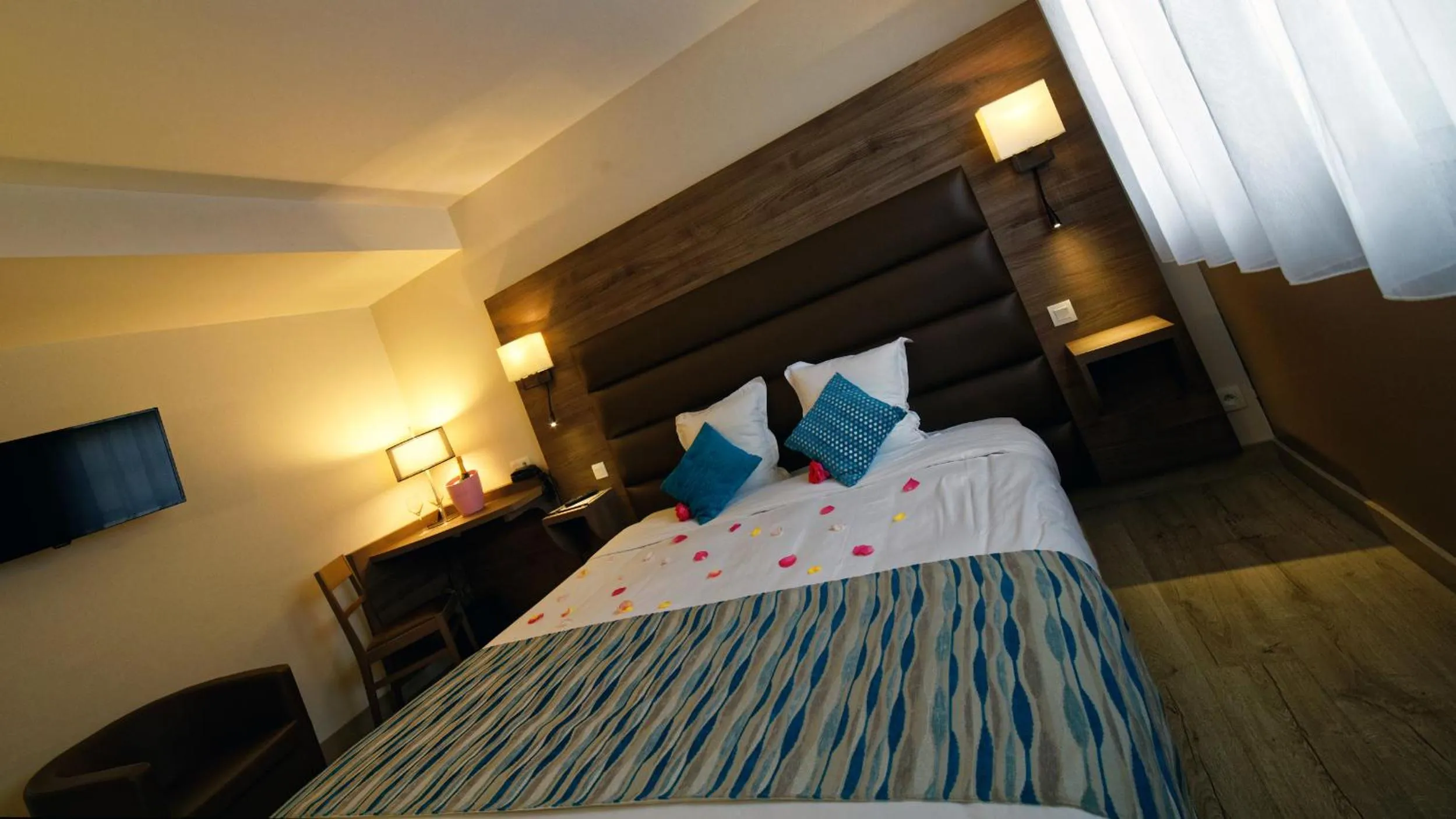 Photo of the whole room, Bed in Logis Auberge Des Moissons