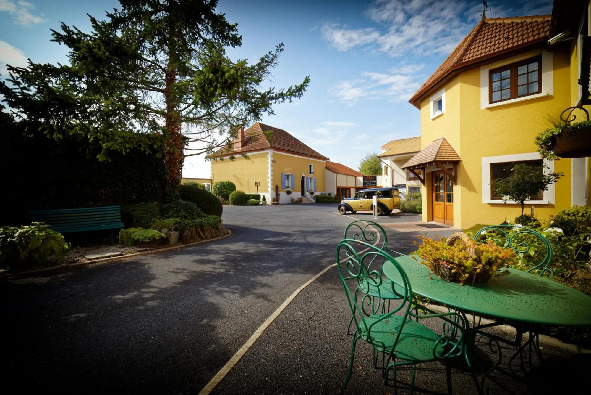 Parking in Logis Auberge Des Moissons