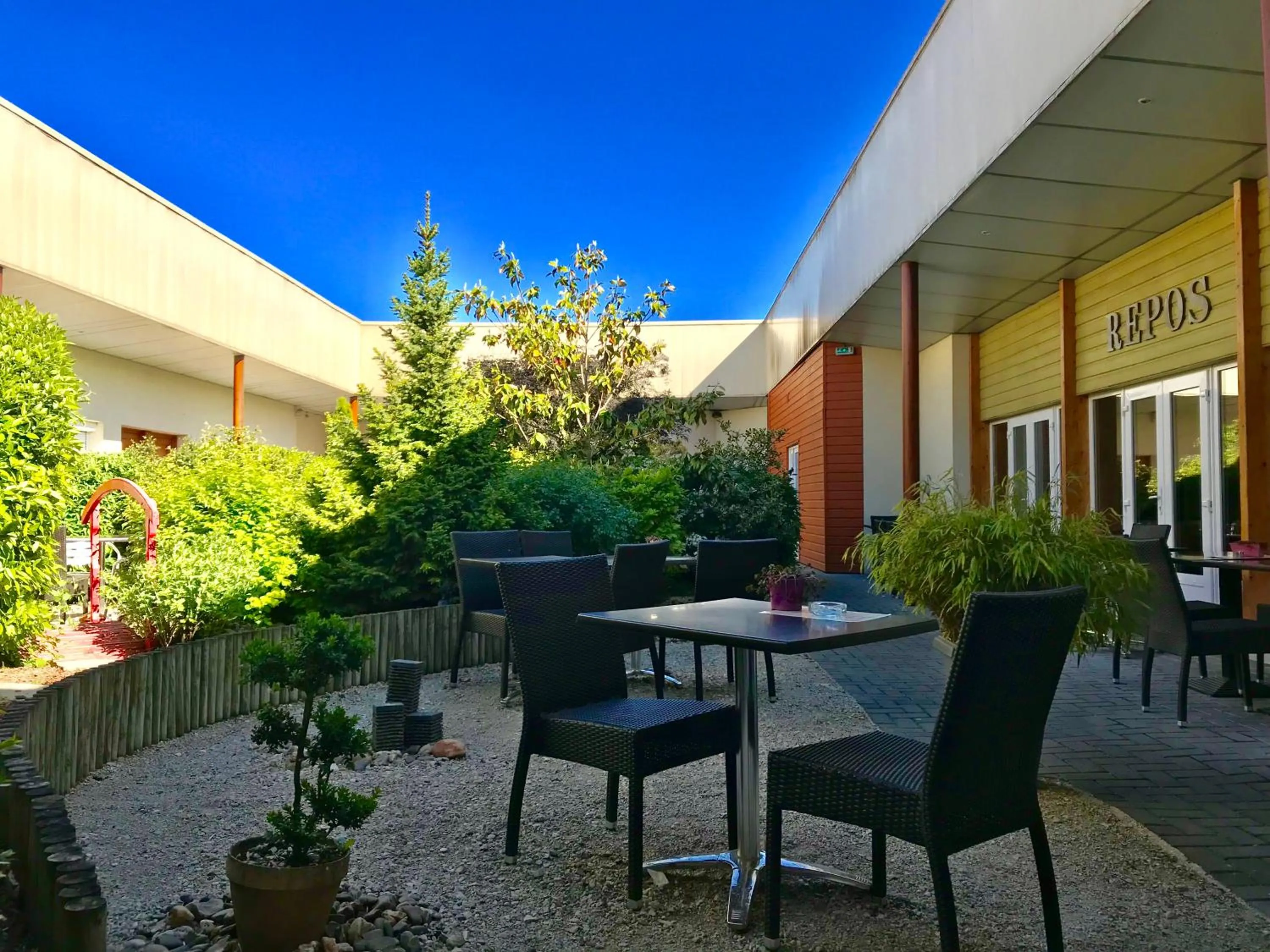 Patio in Logis Auberge Des Moissons