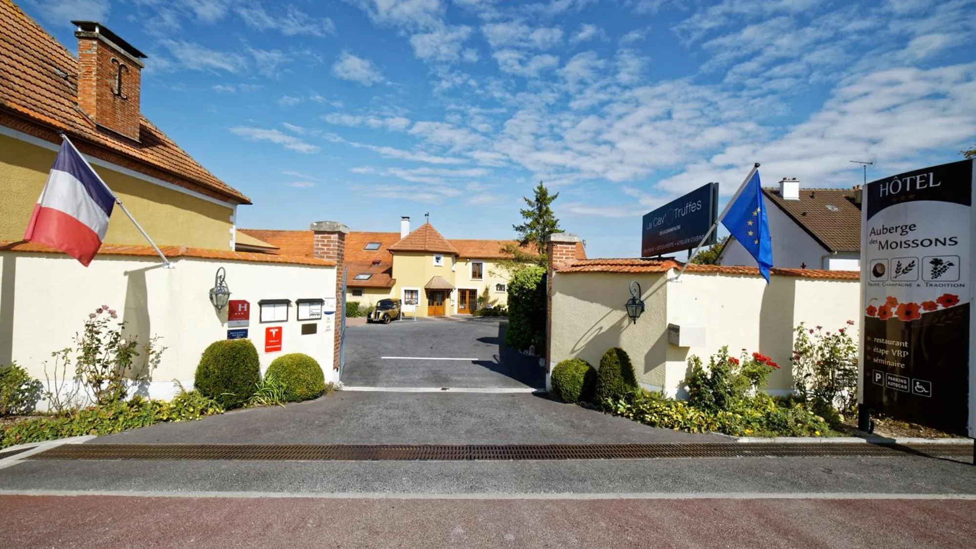 Facade/entrance in Logis Auberge Des Moissons