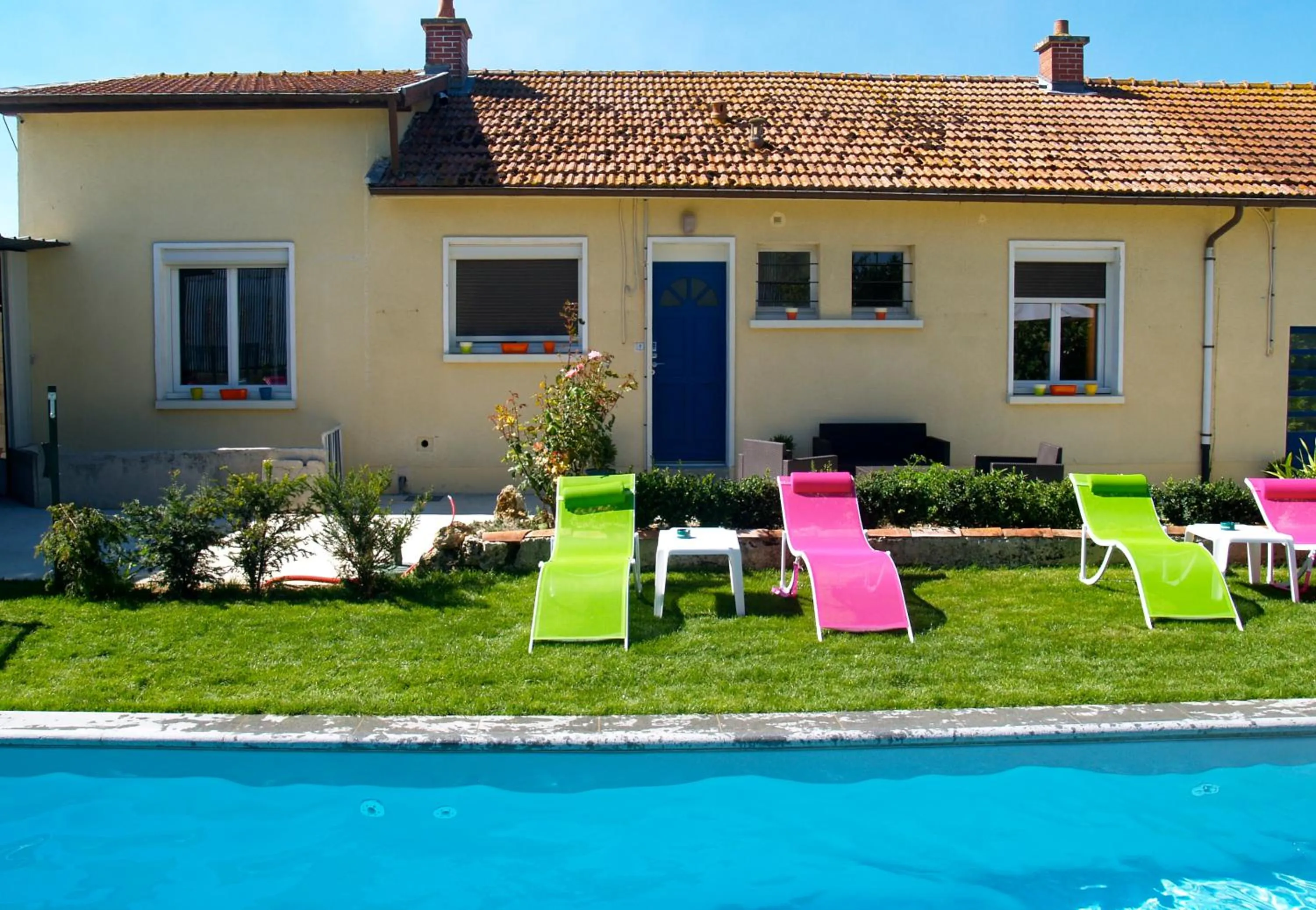 Swimming pool in Logis Auberge Des Moissons