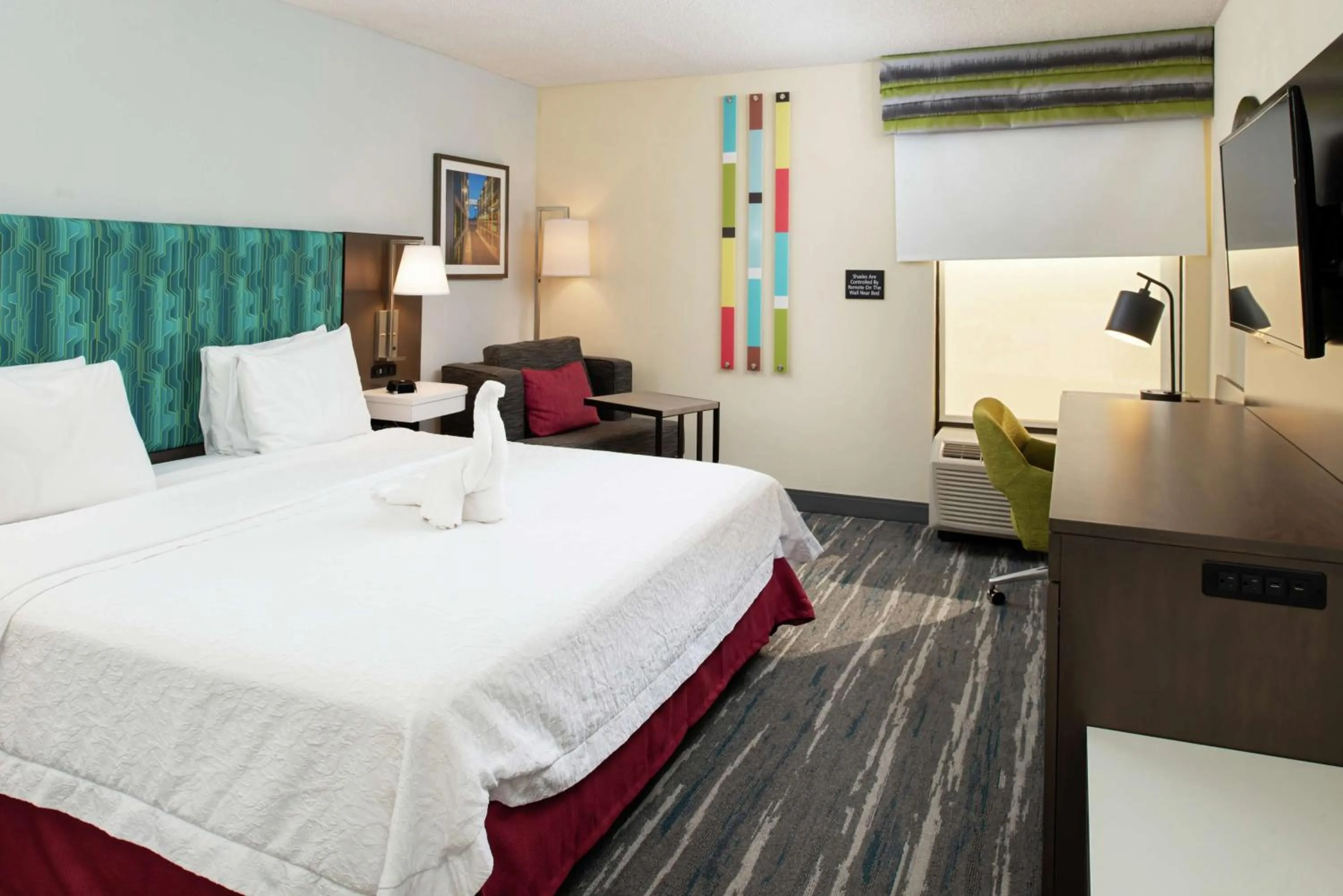 Bedroom, Bed in Hampton Inn Greensboro Airport