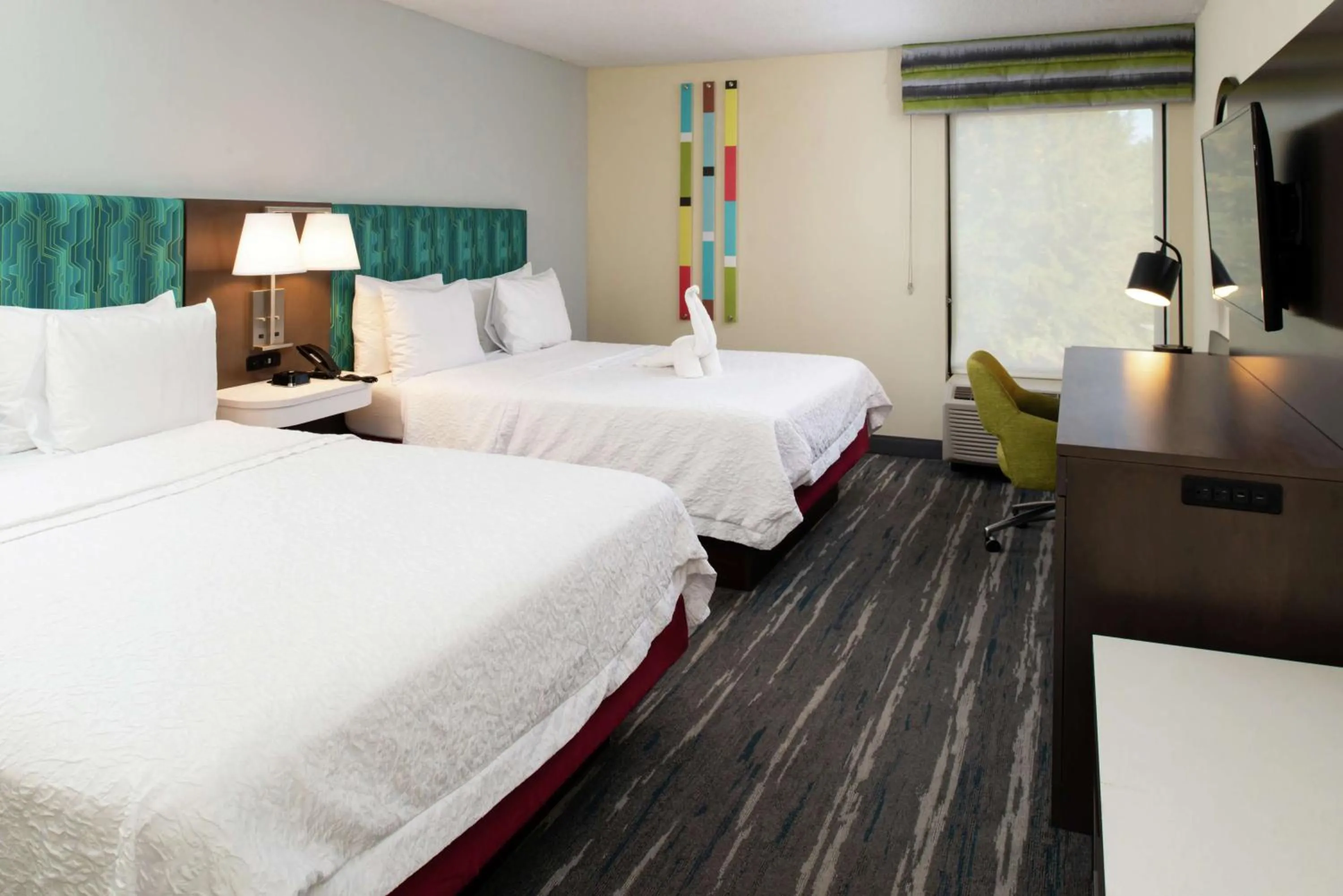 Bedroom, Bed in Hampton Inn Greensboro Airport