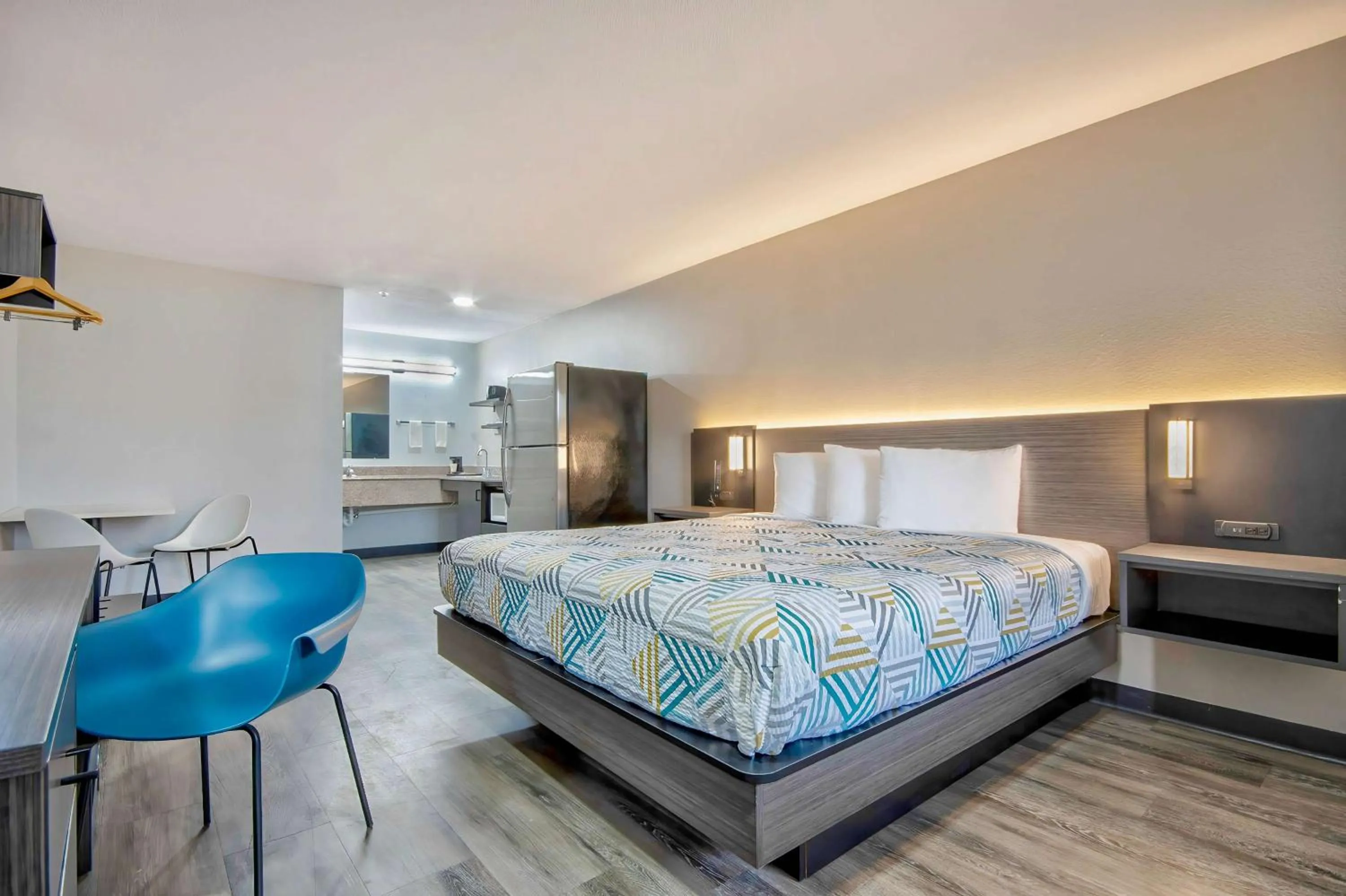 Bedroom, Bed in Studio 6 - Texas City, TX