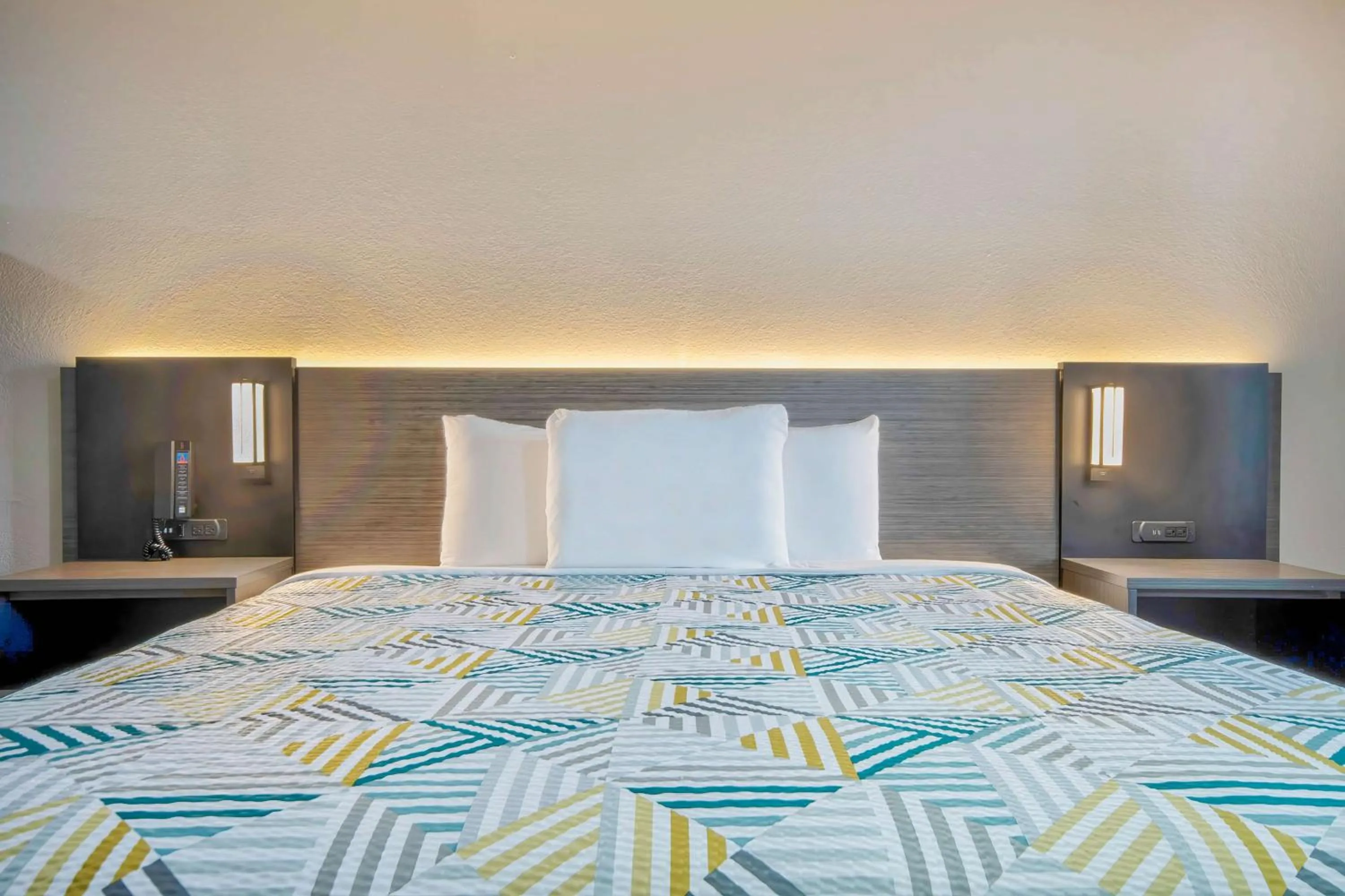 Bedroom, Bed in Studio 6 - Texas City, TX