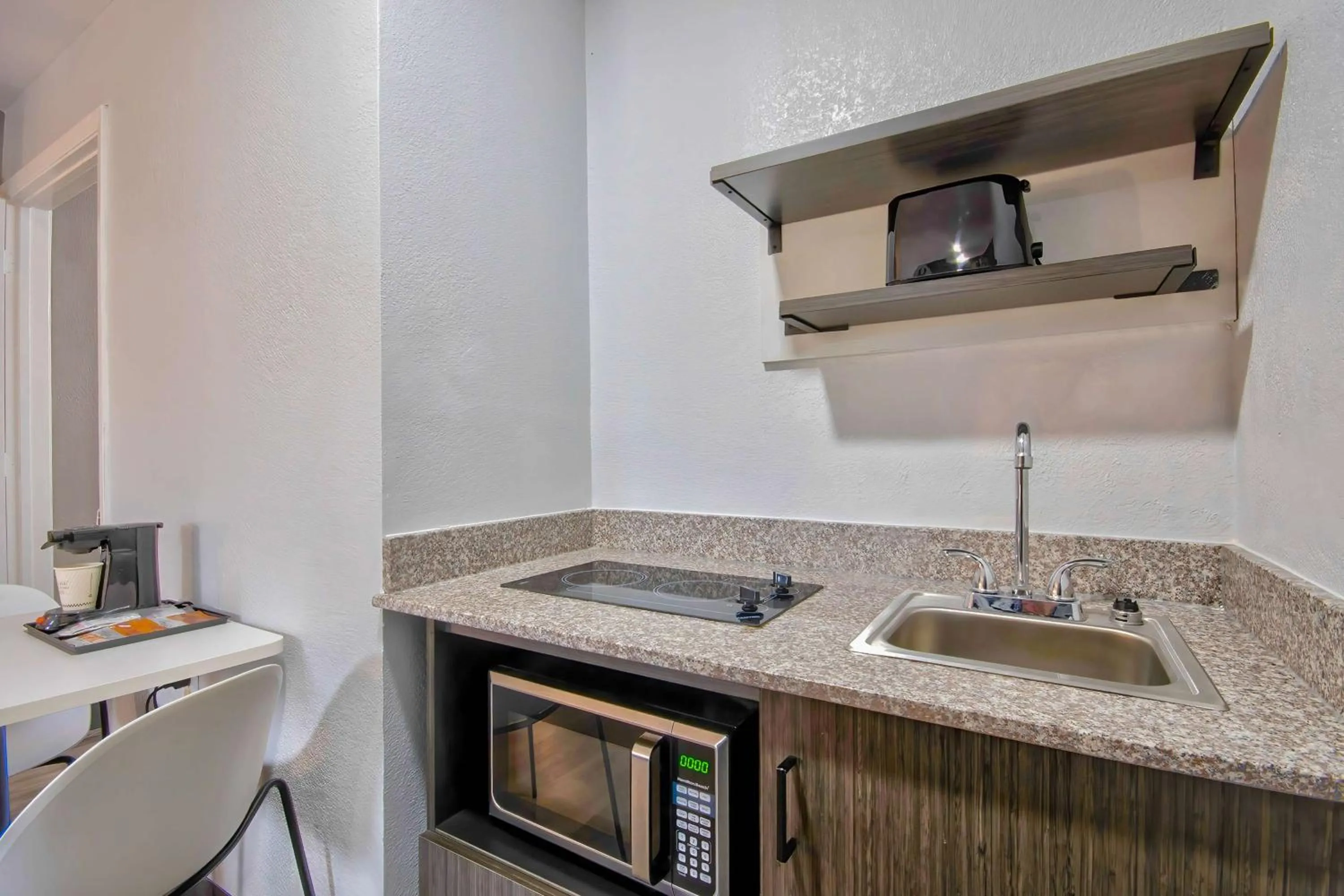 Photo of the whole room in Studio 6 - Texas City, TX