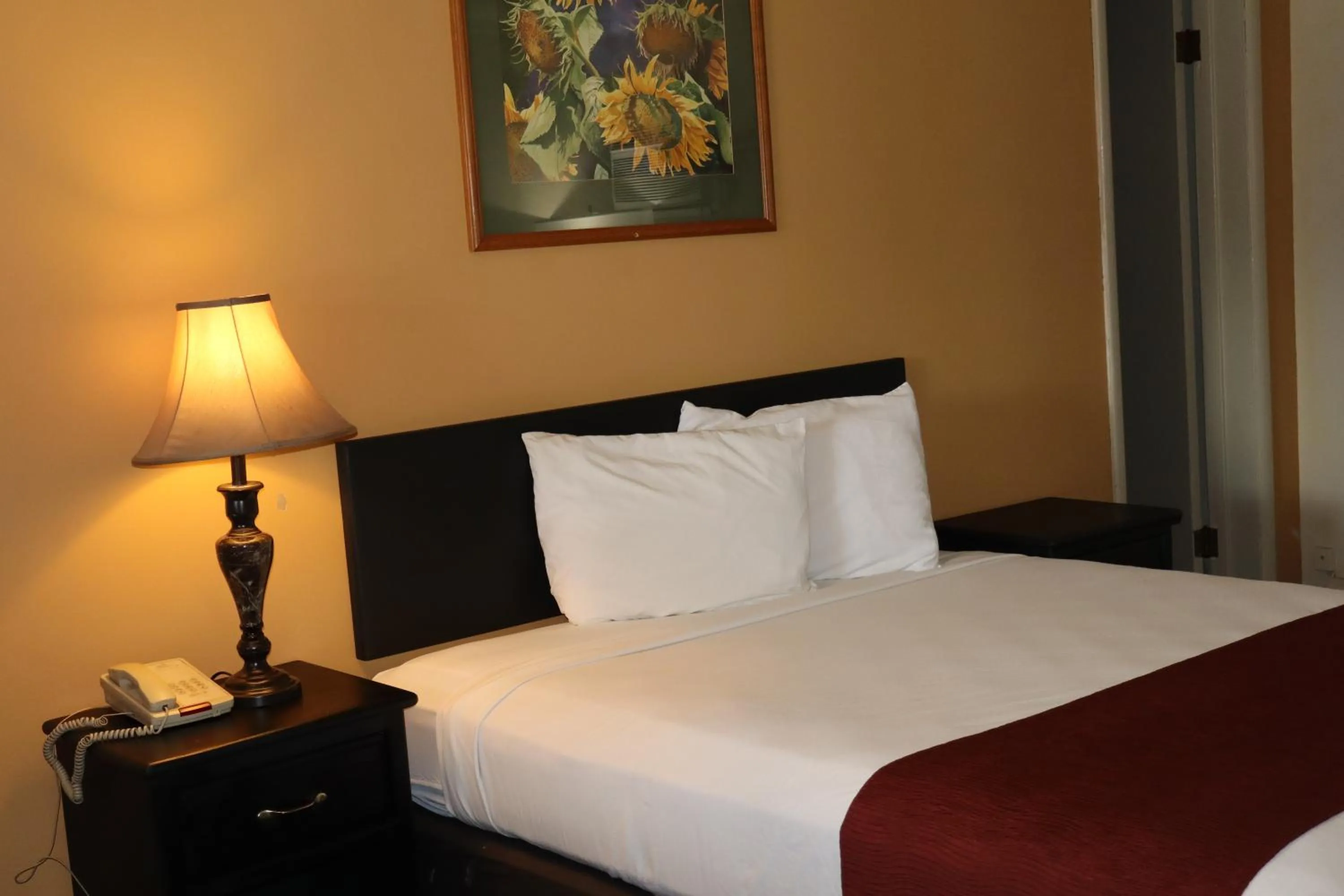 Bed in Black Canyon Motel