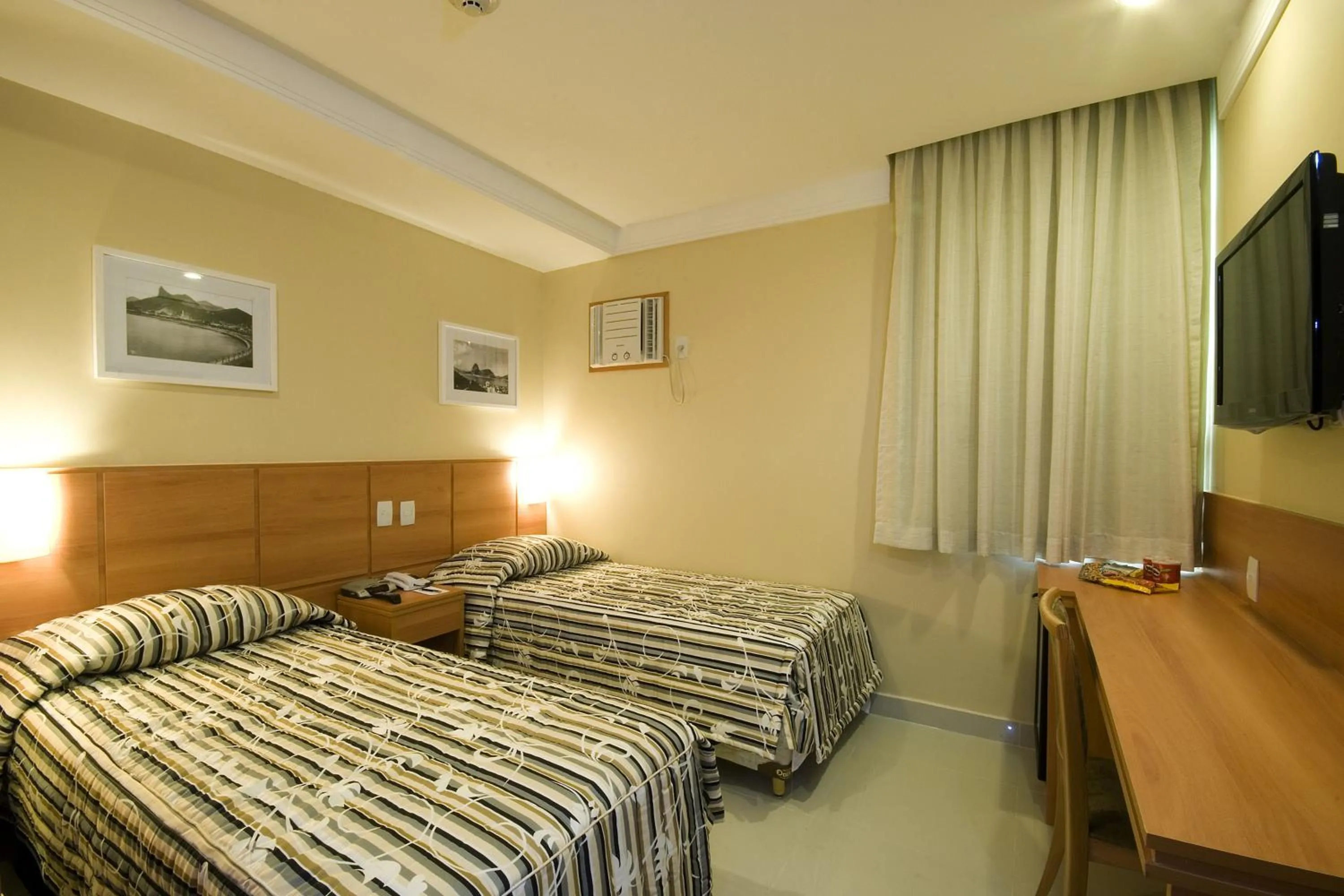 Photo of the whole room, Bed in Hotel Atlântico Business Centro