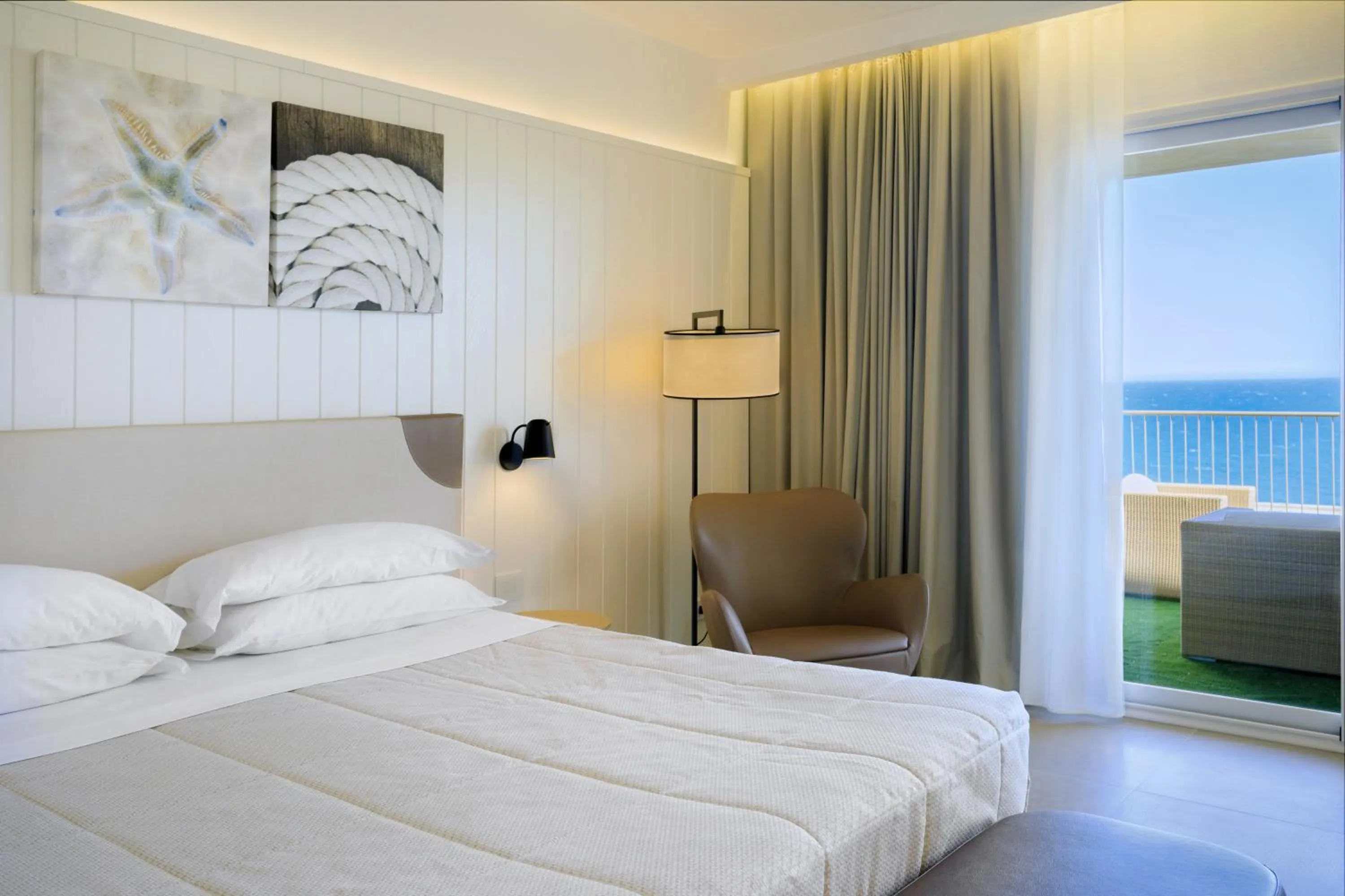 Bed in Mangia's Torre Del Barone Resort & SPA