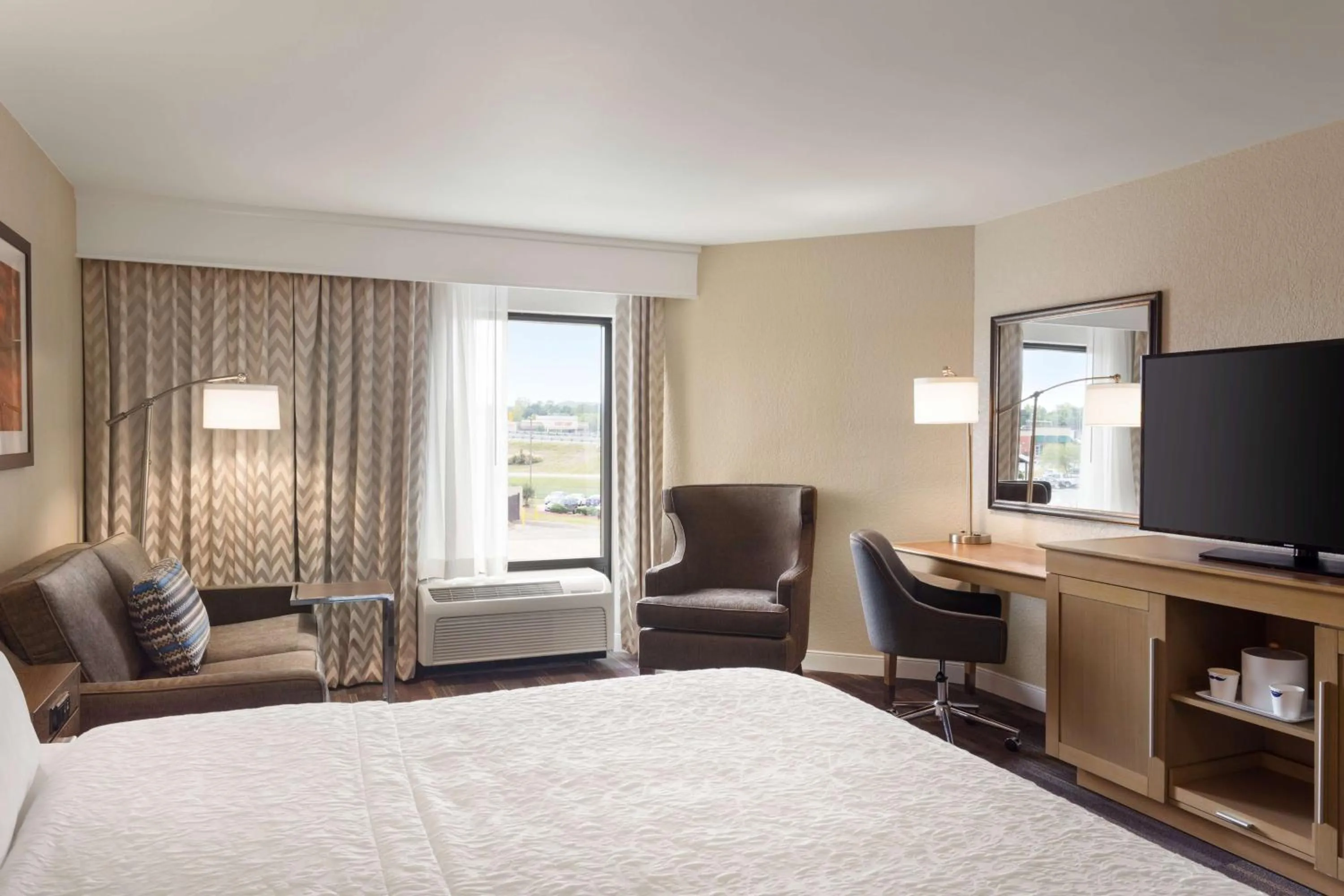 Bedroom, Bed in Hampton Inn by Hilton Fort Smith