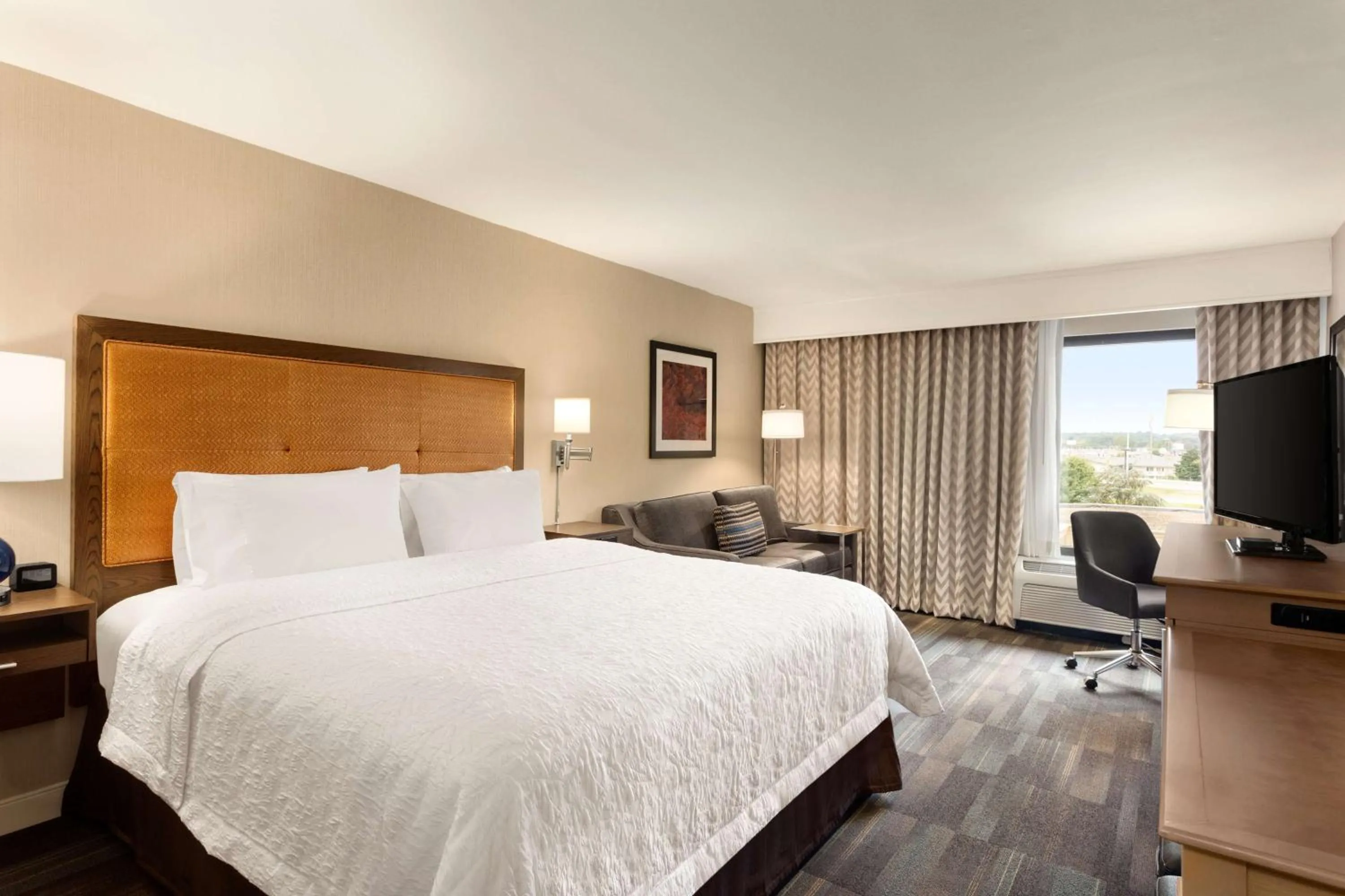 Bed in Hampton Inn by Hilton Fort Smith