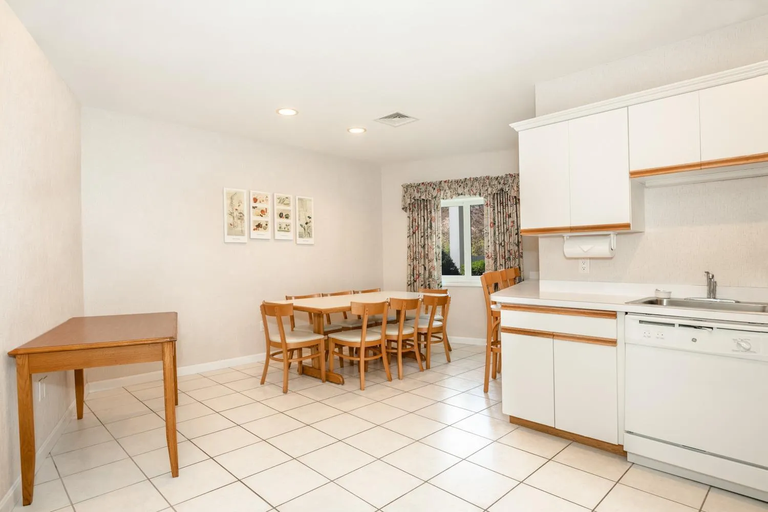 Kitchen or kitchenette in Green Harbor Resort