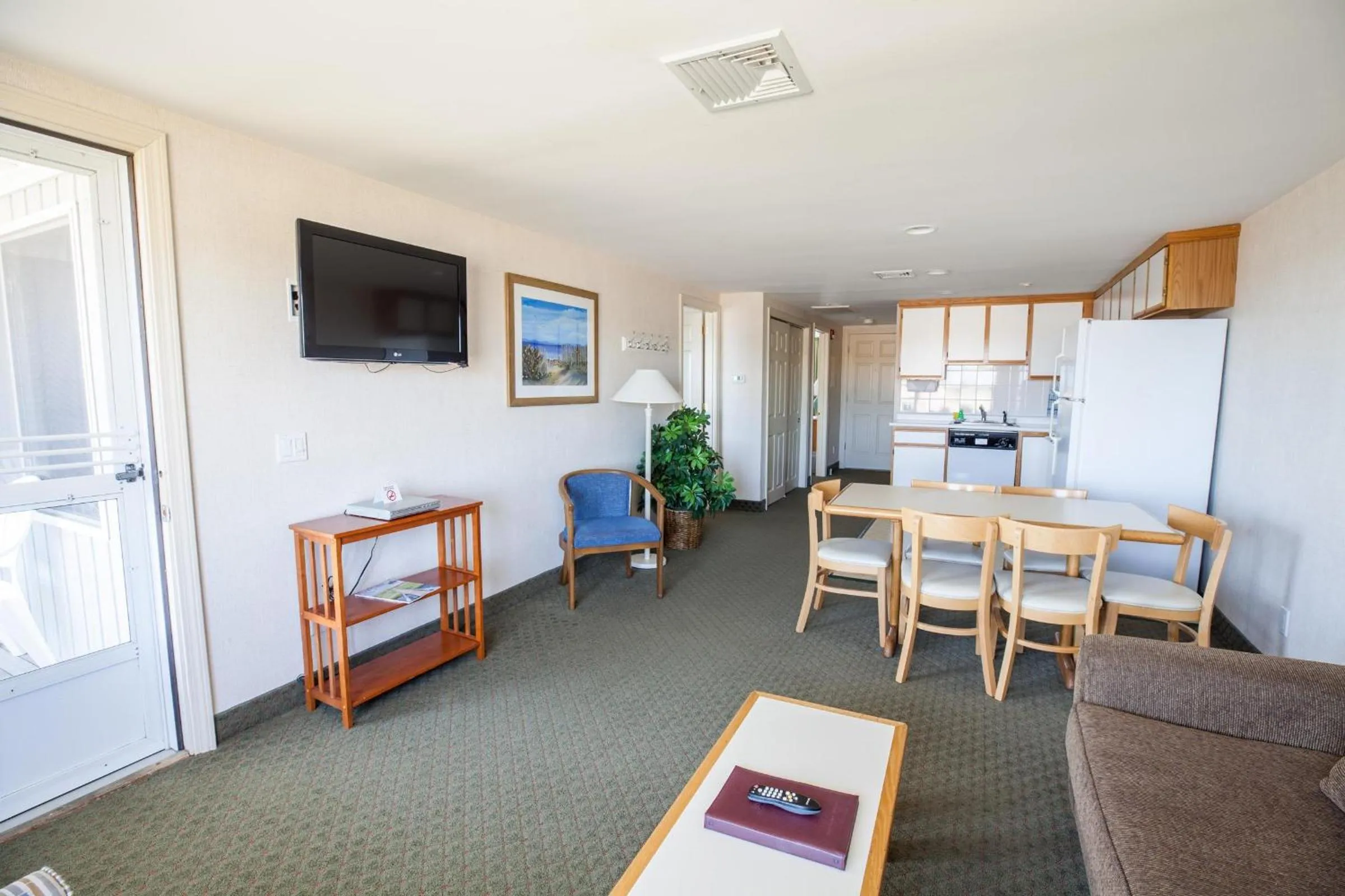 Photo of the whole room in Green Harbor Resort