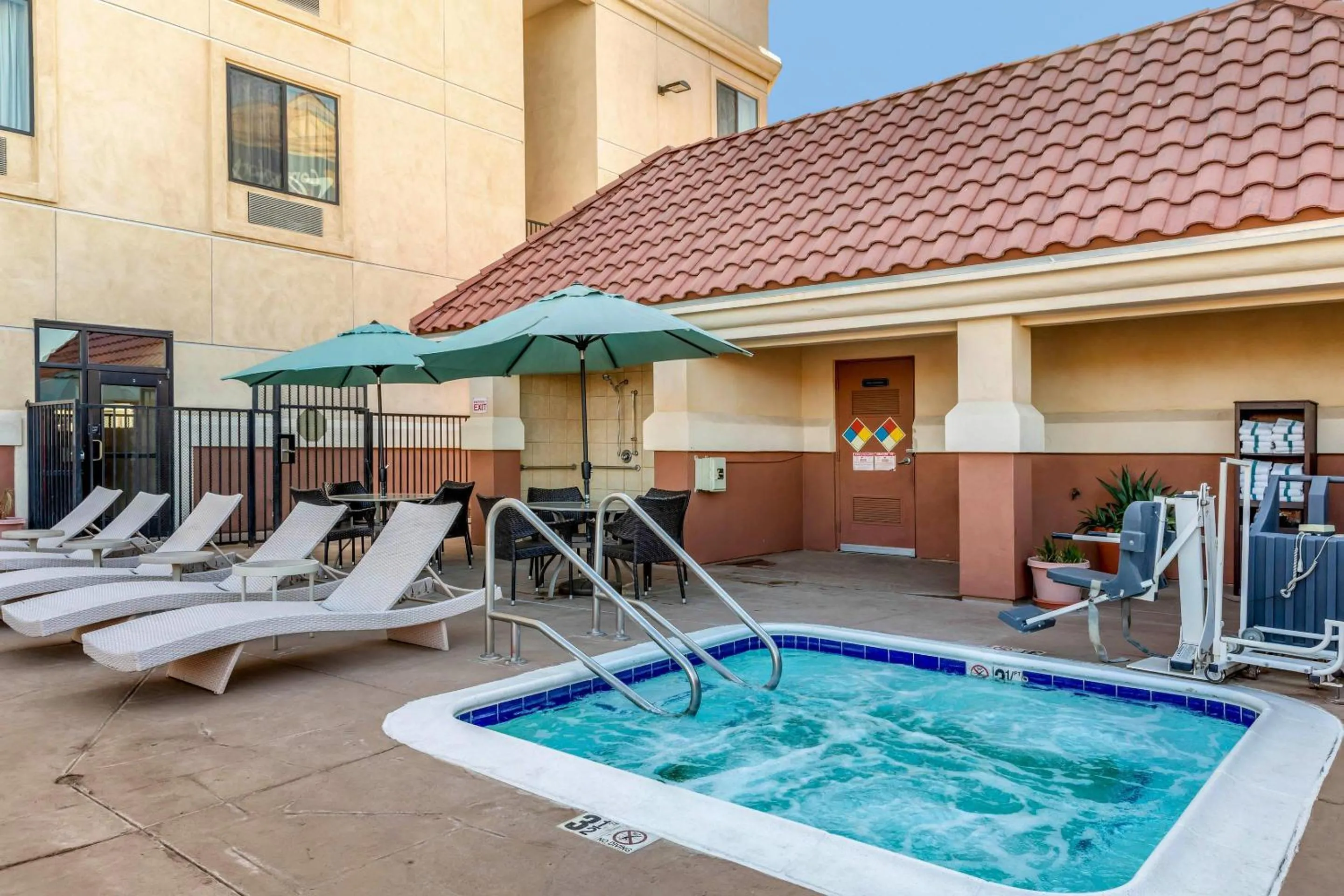 Swimming pool in Comfort Suites Barstow near I-15