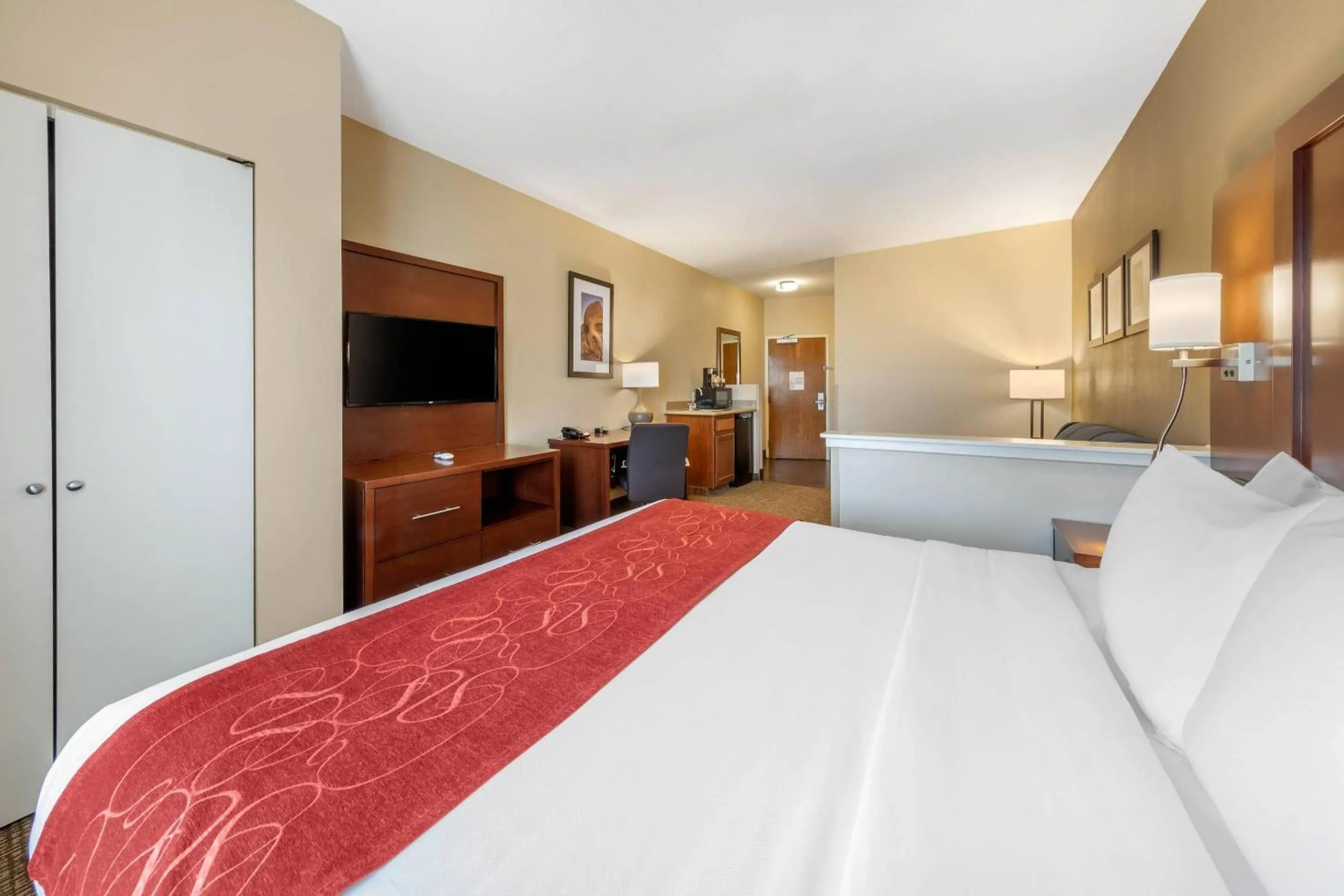 Bedroom, Bed in Comfort Suites Barstow near I-15
