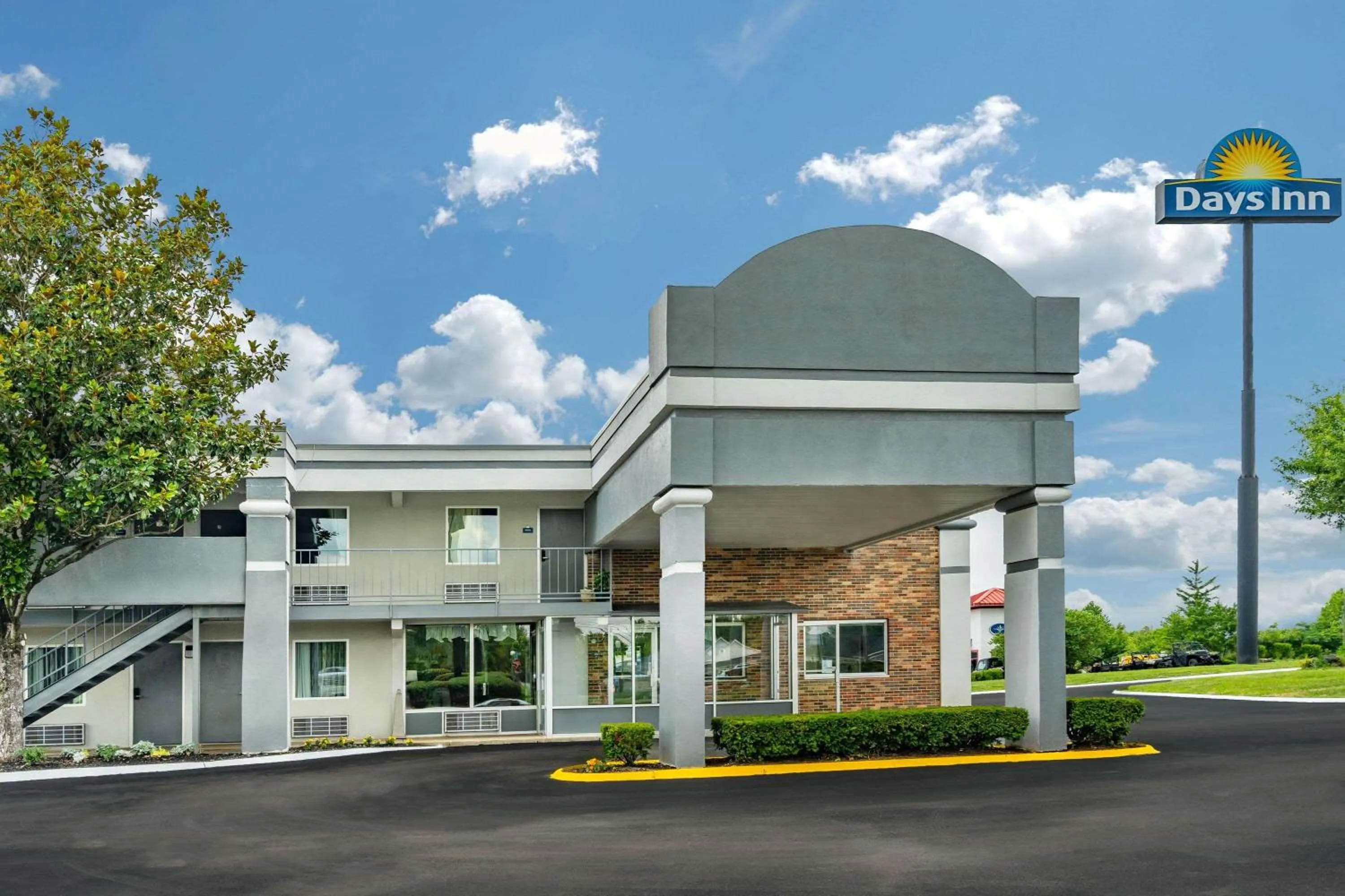 Property building in Days Inn by Wyndham Clarksville TN