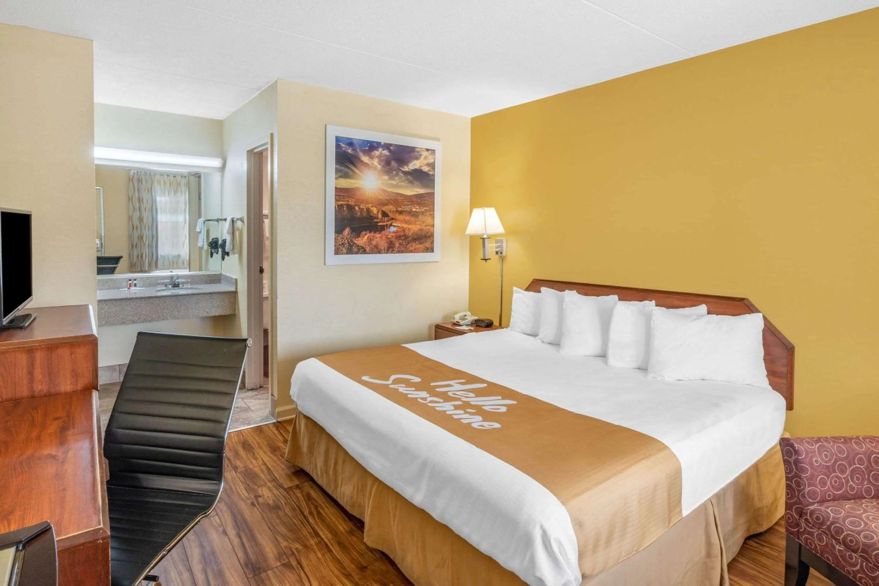 Photo of the whole room, Bed in Days Inn by Wyndham Clarksville TN