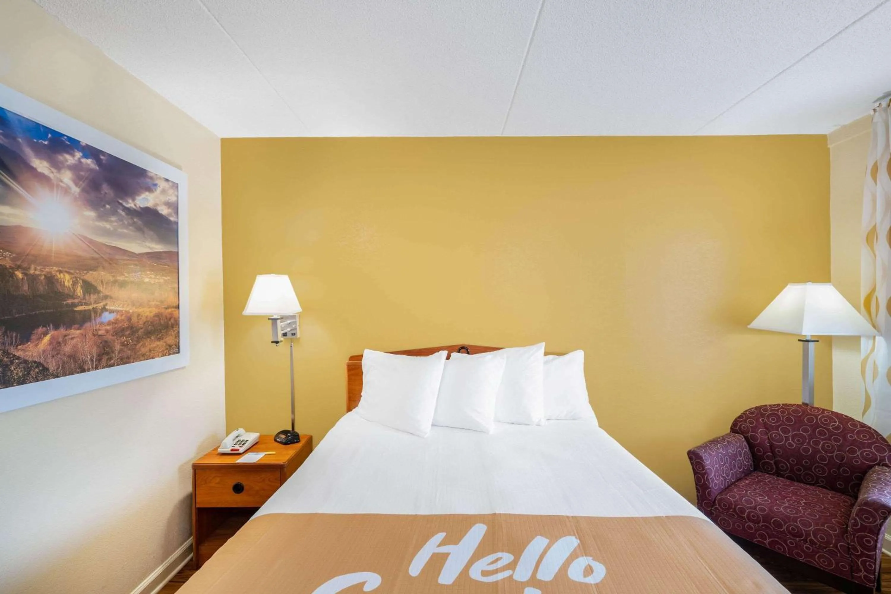 Photo of the whole room, Bed in Days Inn by Wyndham Clarksville TN