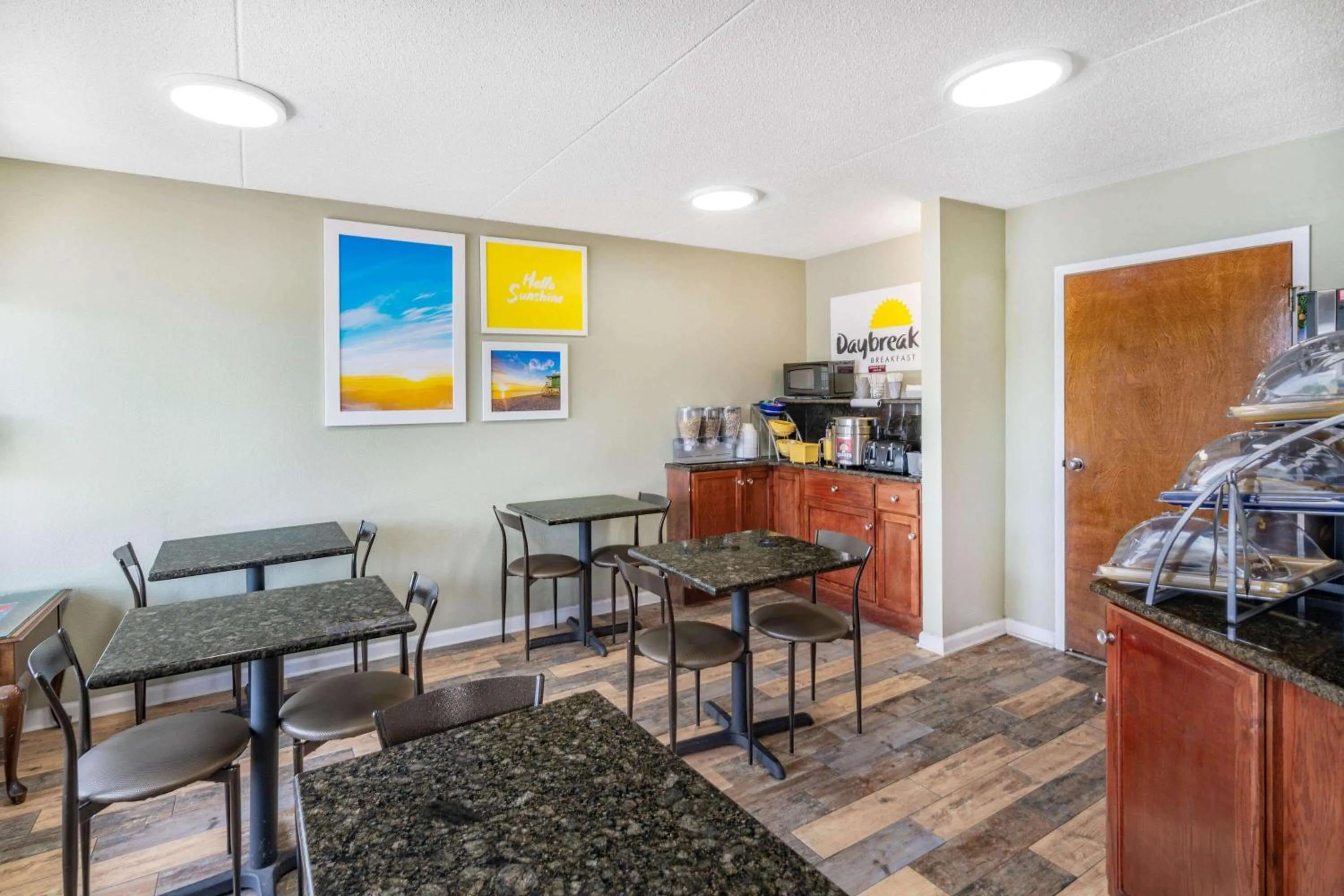 Restaurant/places to eat in Days Inn by Wyndham Clarksville TN