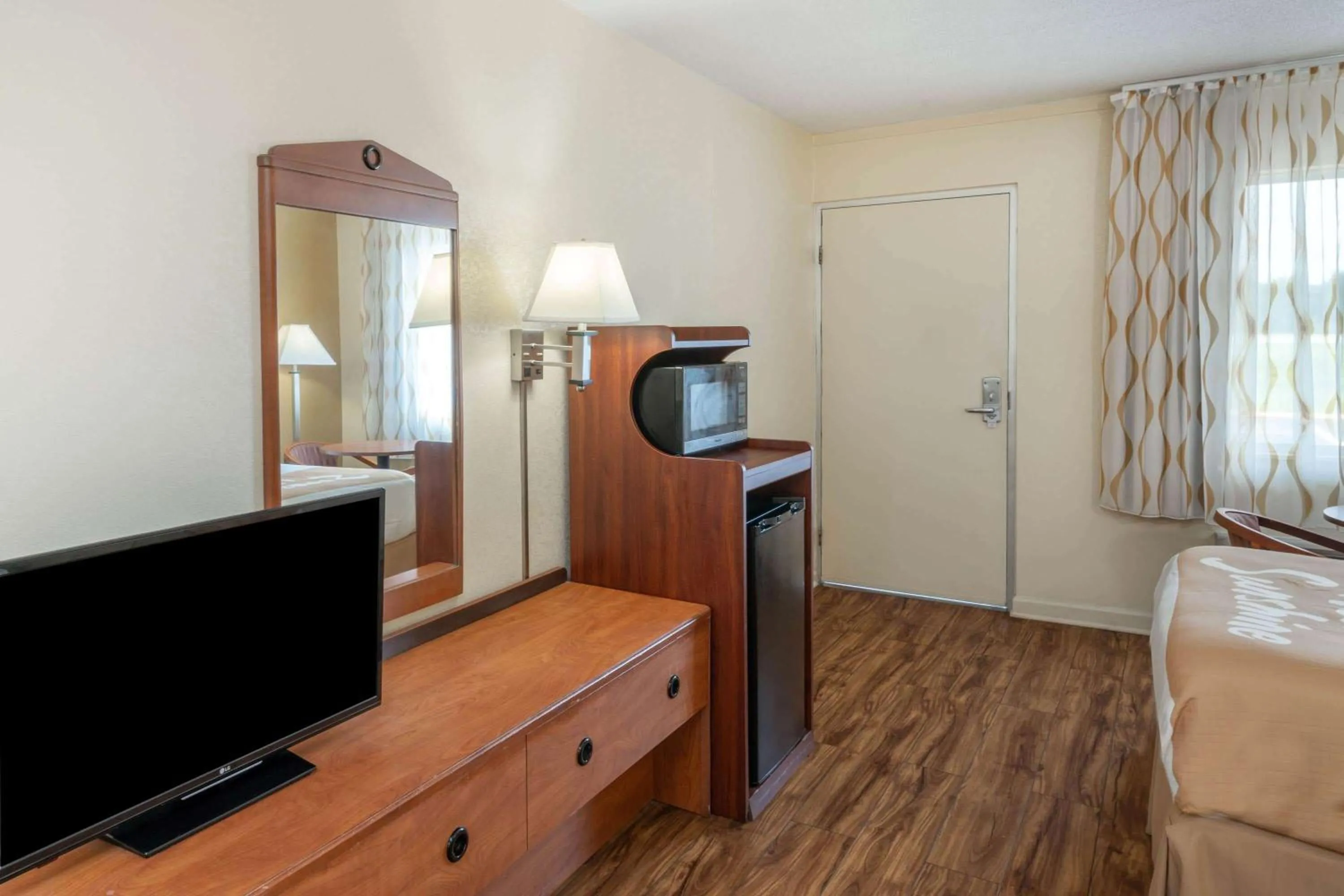 Photo of the whole room, Bed in Days Inn by Wyndham Clarksville TN