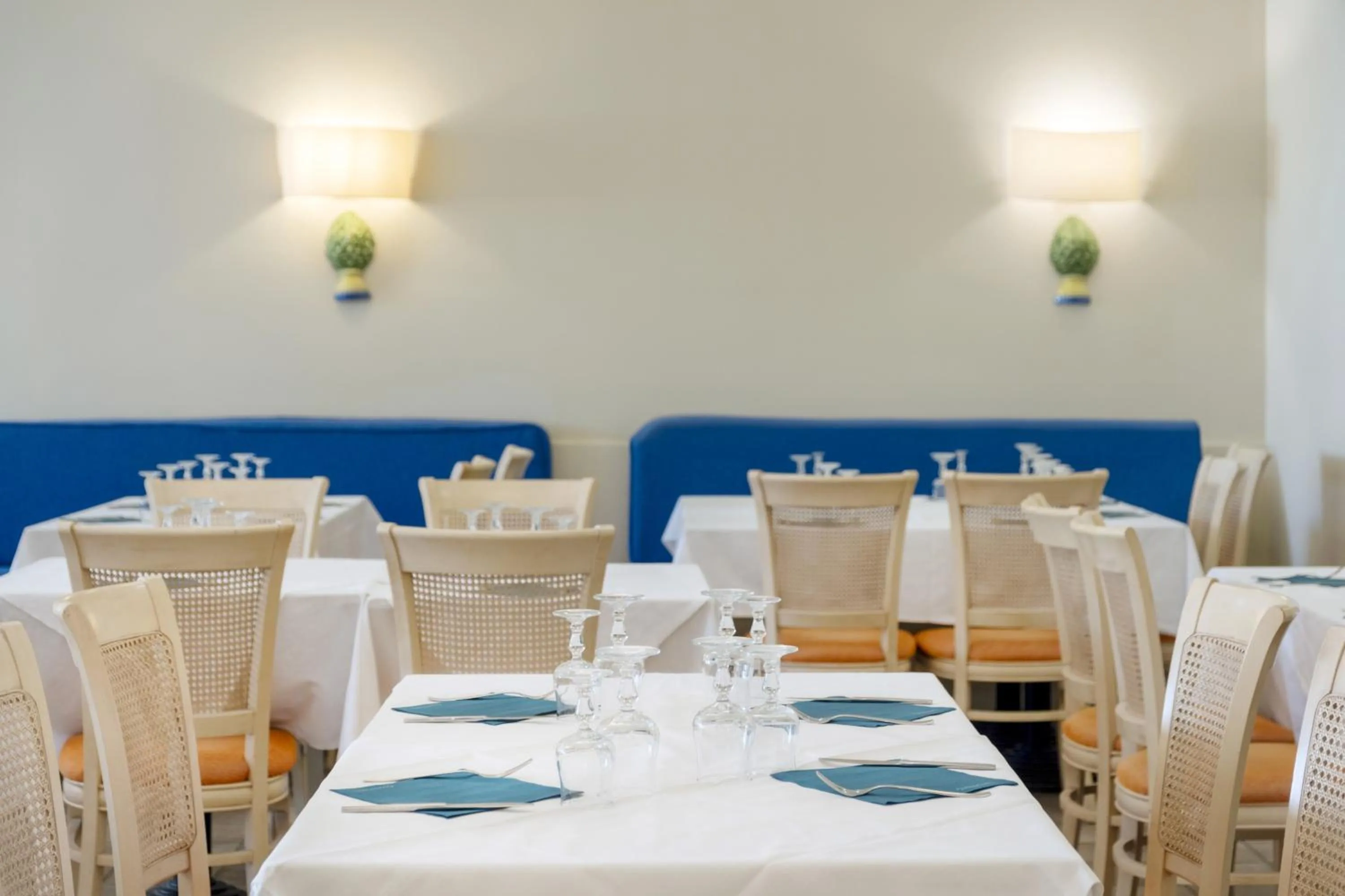 Restaurant/places to eat in Costanza Charme Club