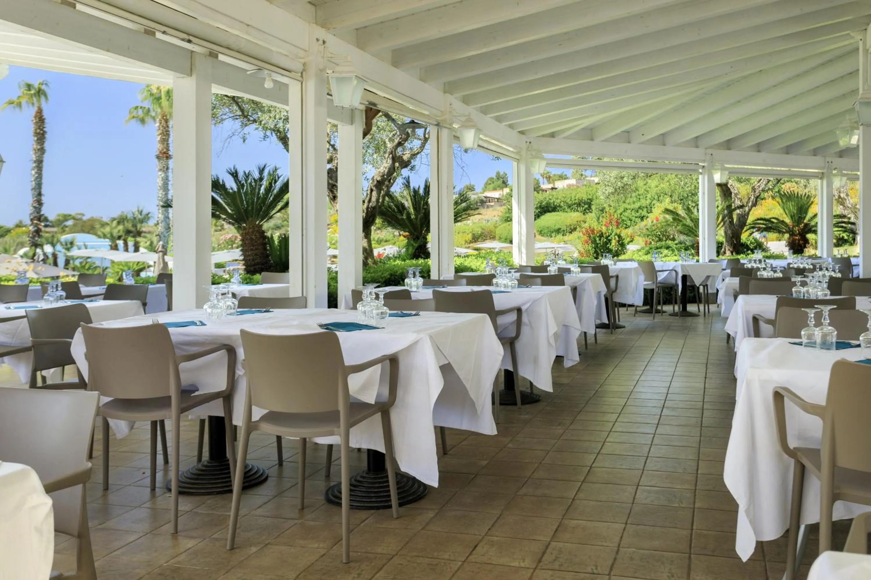 Restaurant/places to eat in Costanza Charme Club