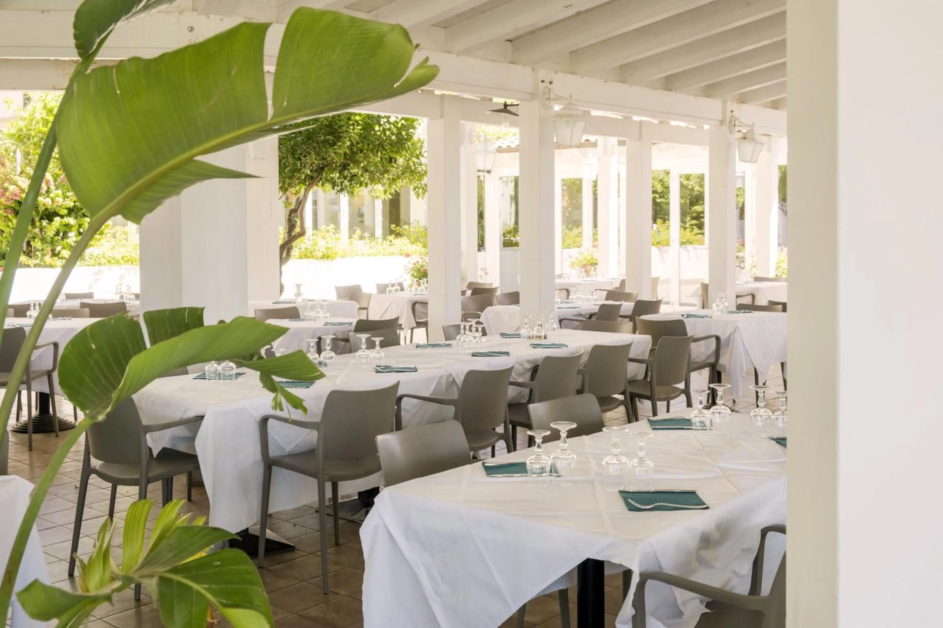 Restaurant/places to eat in Costanza Charme Club