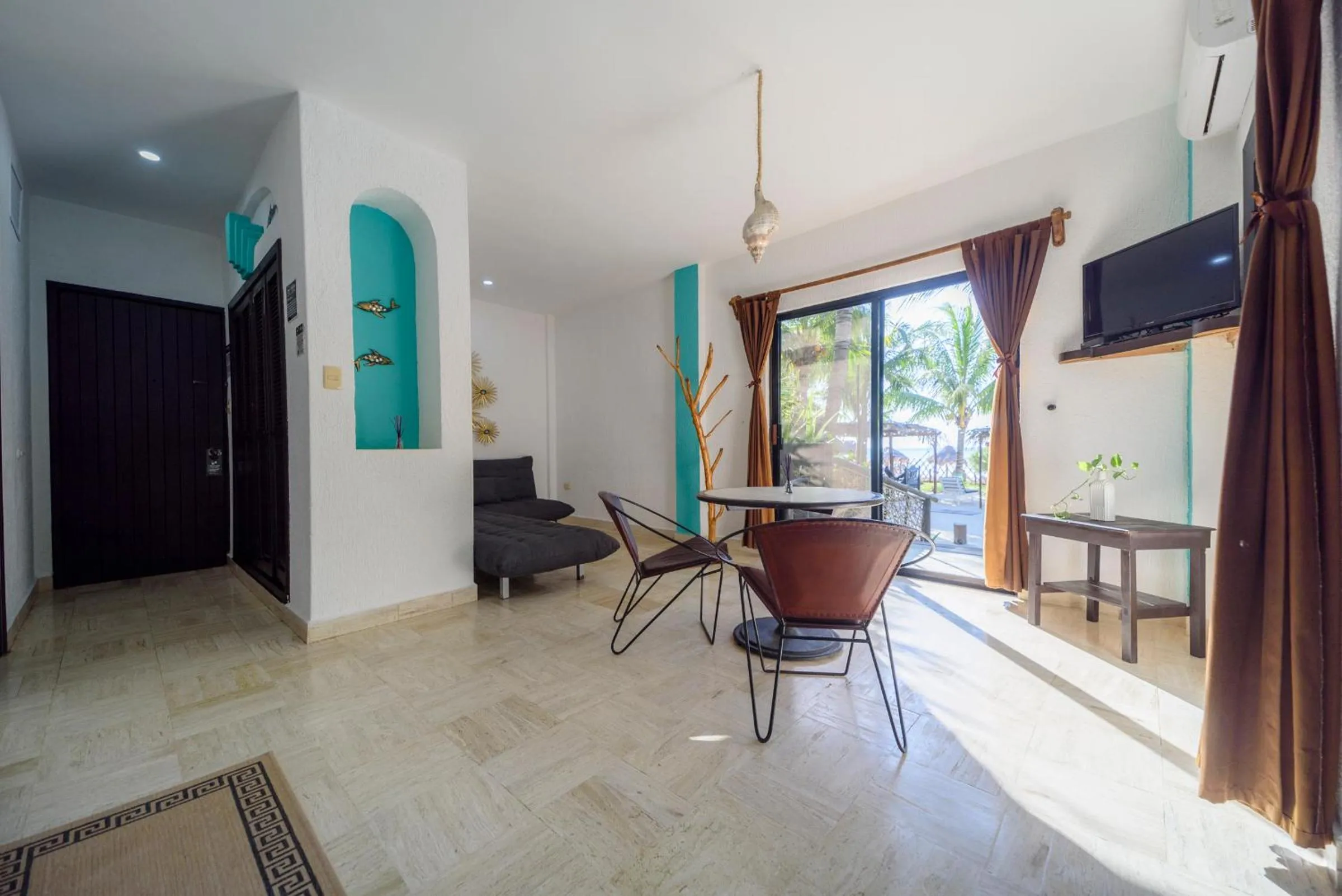 Communal lounge/ TV room in Hotel Villas Tiburon Adults Only