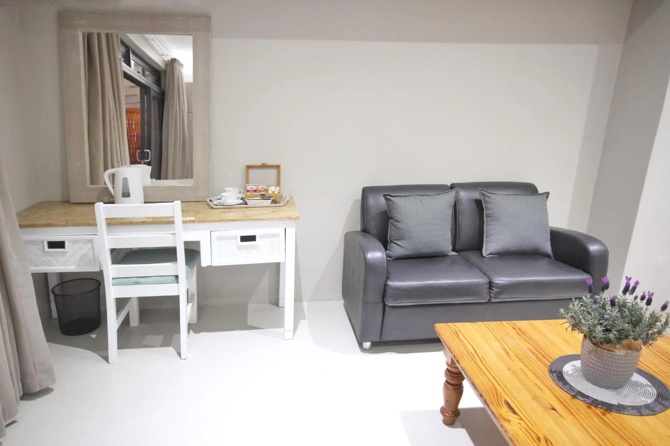 Photo of the whole room in Curry's Post Bed & Breakfast