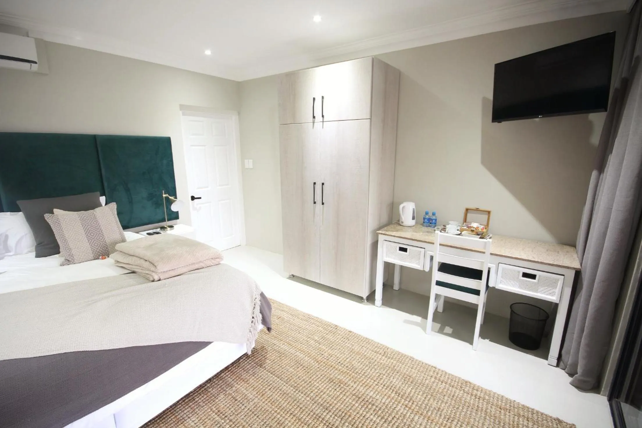 Photo of the whole room, Bed in Curry's Post Bed & Breakfast