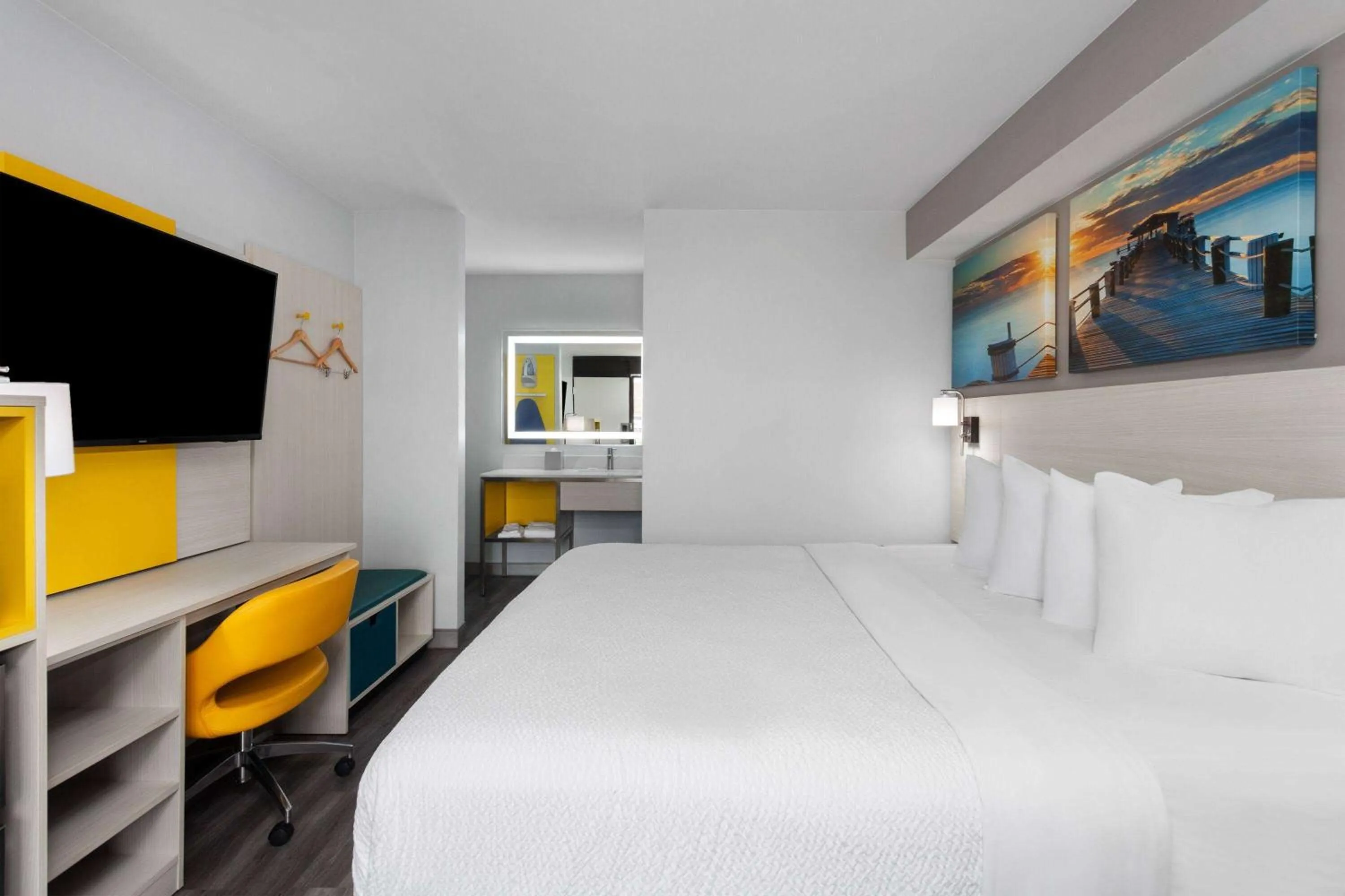 Photo of the whole room, Bed in Days-Inn by Wyndham Baltimore Northwest