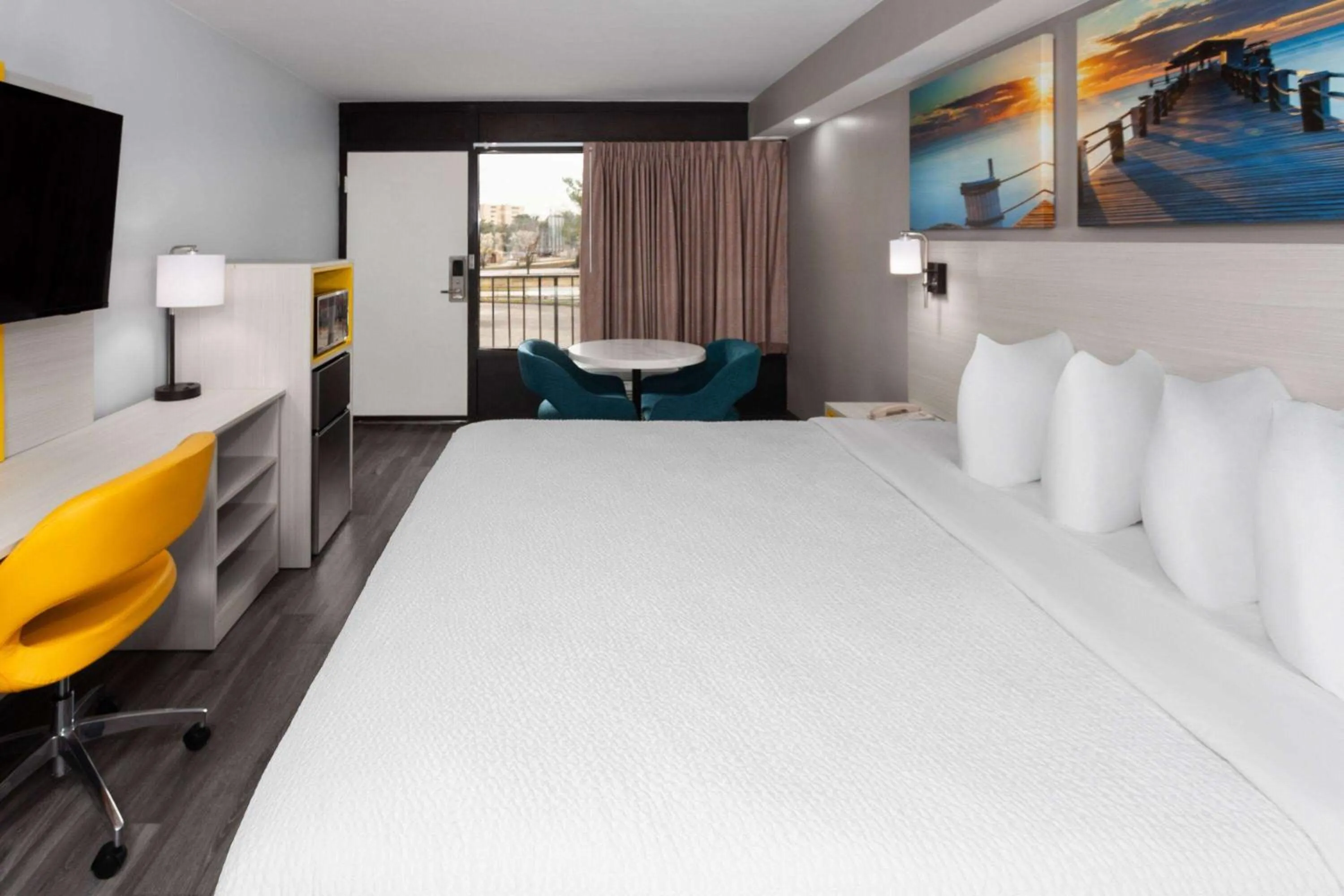 Photo of the whole room, Bed in Days-Inn by Wyndham Baltimore Northwest