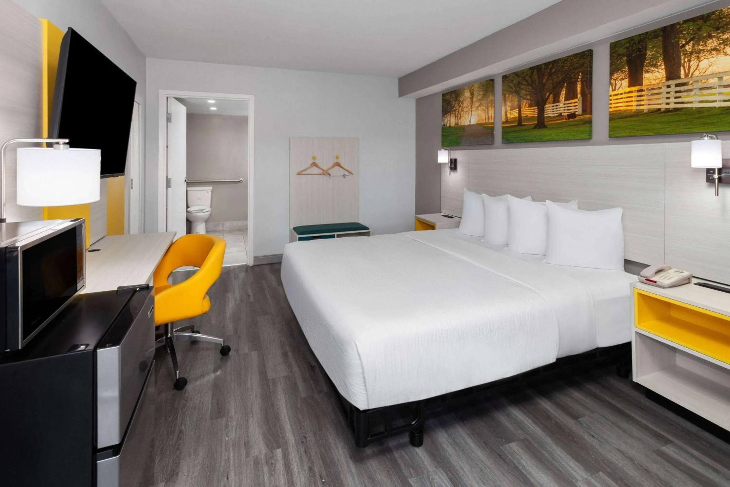 Photo of the whole room, Bed in Days-Inn by Wyndham Baltimore Northwest