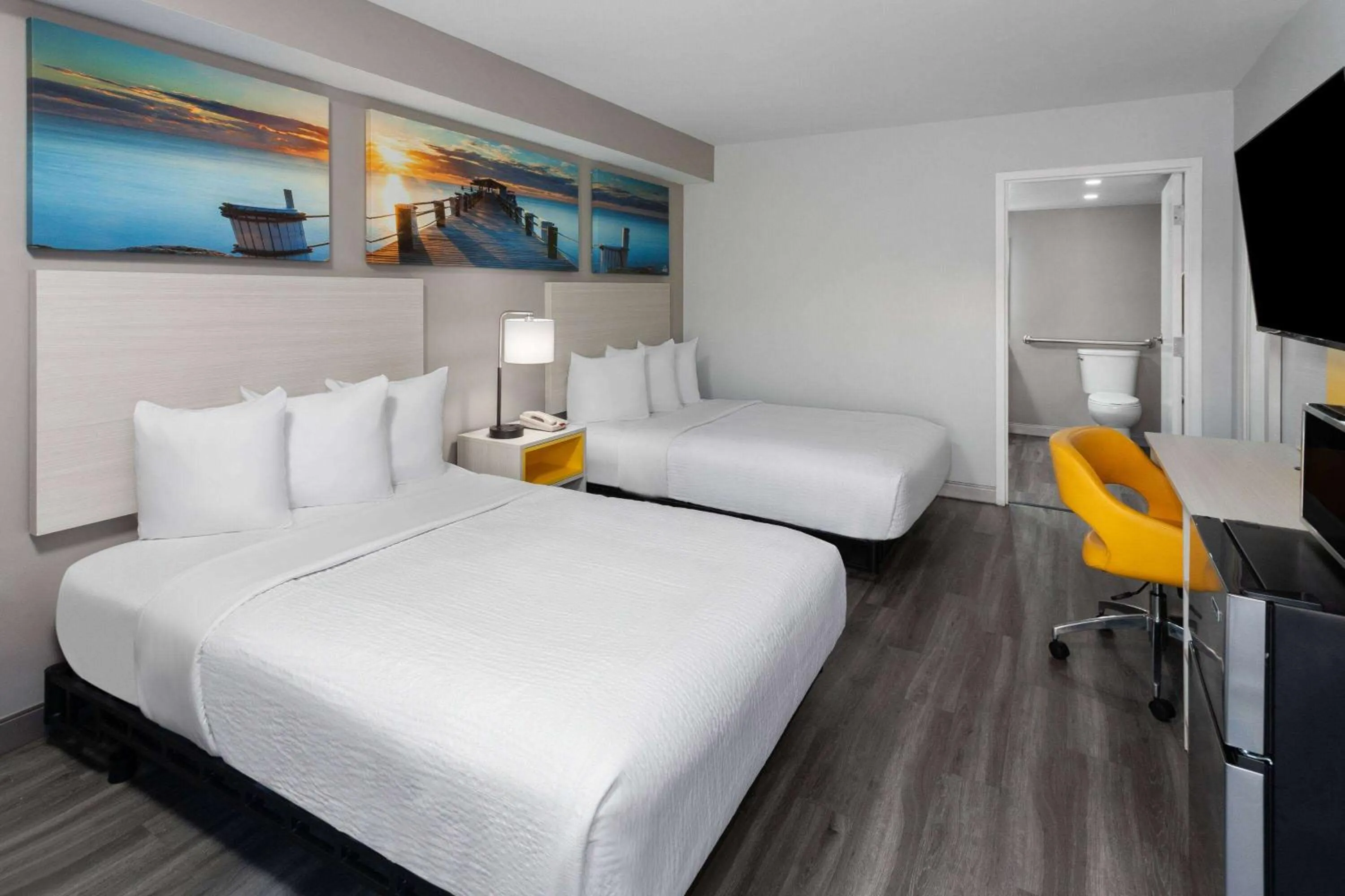 Photo of the whole room, Bed in Days-Inn by Wyndham Baltimore Northwest