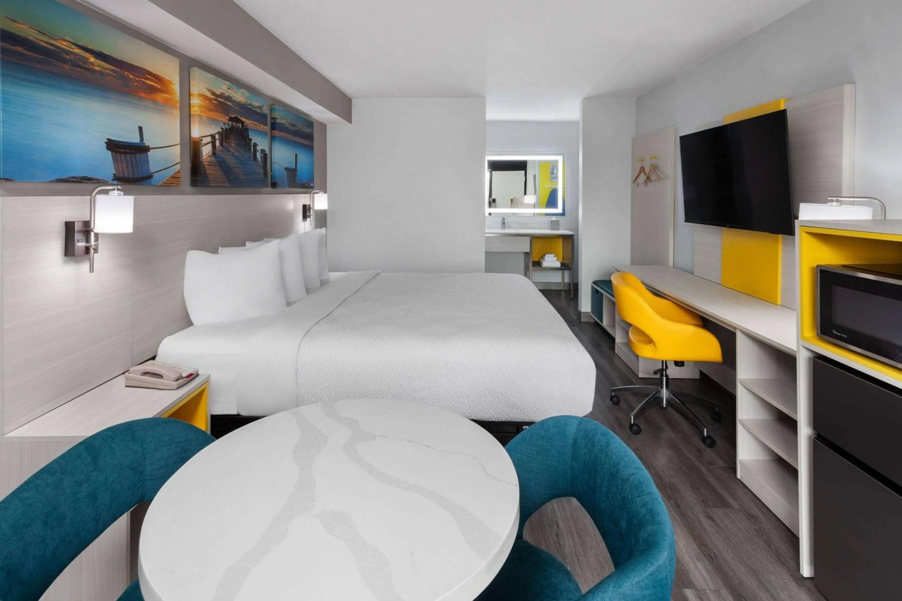 Photo of the whole room, Bed in Days-Inn by Wyndham Baltimore Northwest