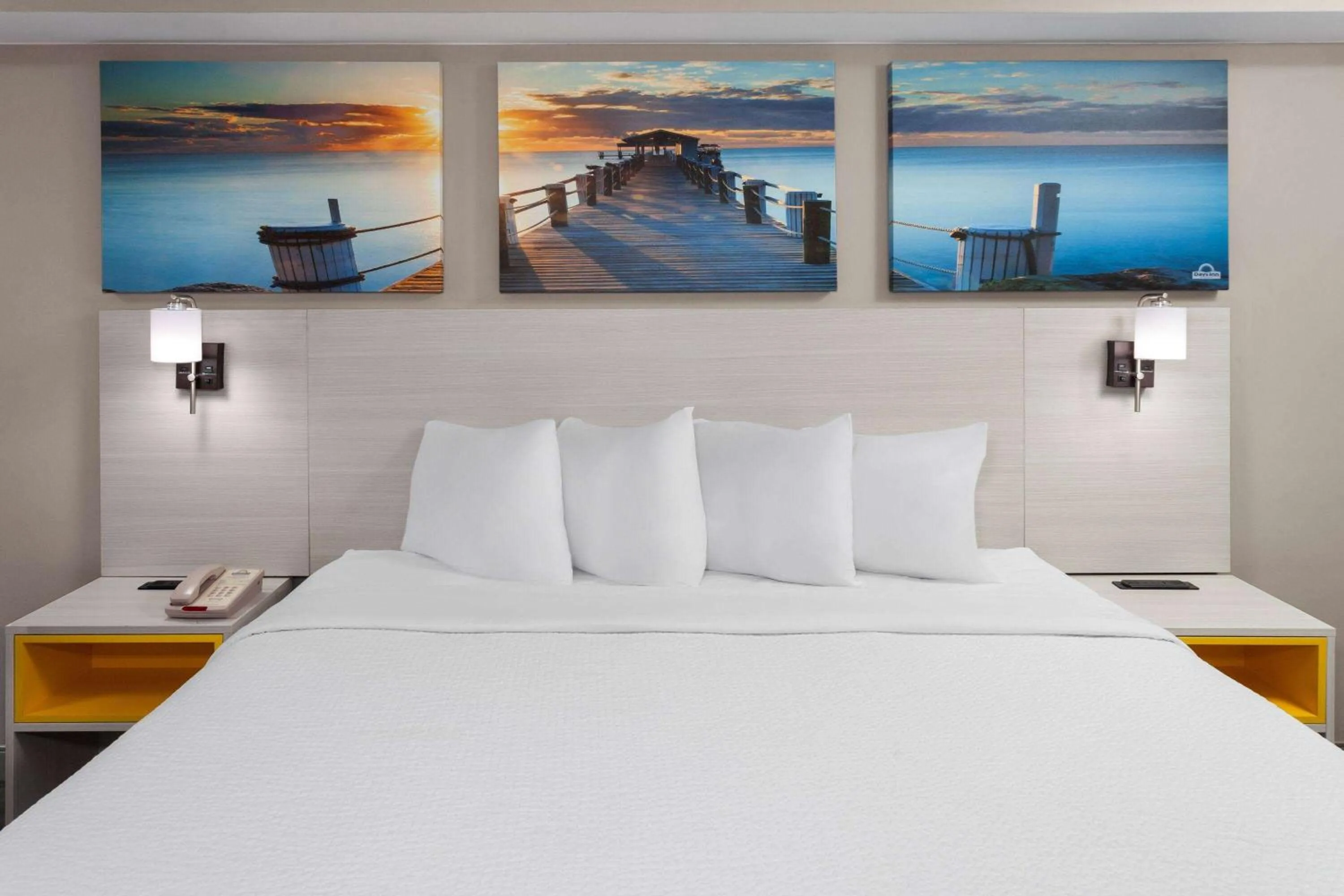 Photo of the whole room, Bed in Days-Inn by Wyndham Baltimore Northwest