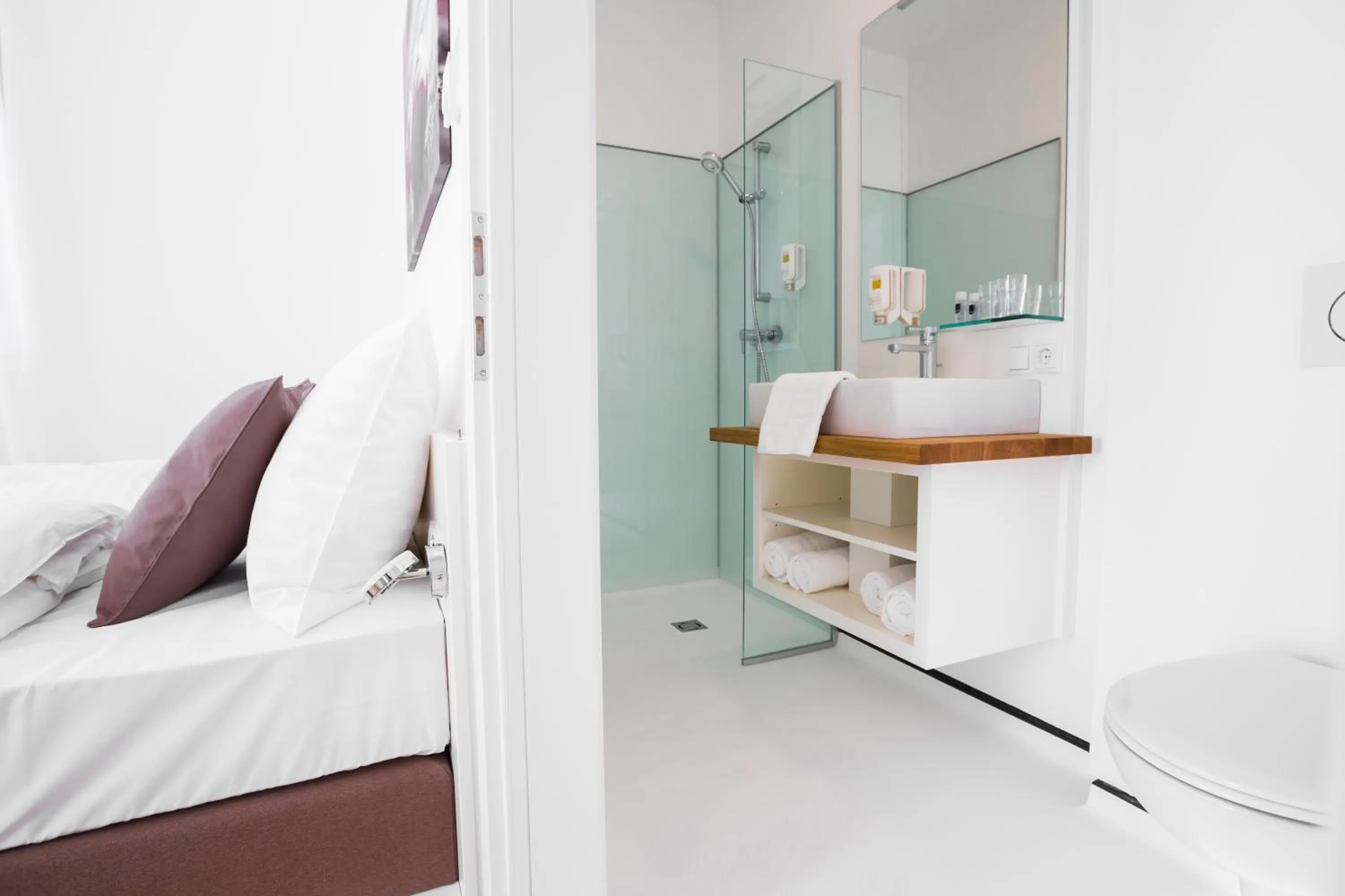 Bathroom, Bed in SHOME Hotel Graz I Self-Check-In I Free Parking