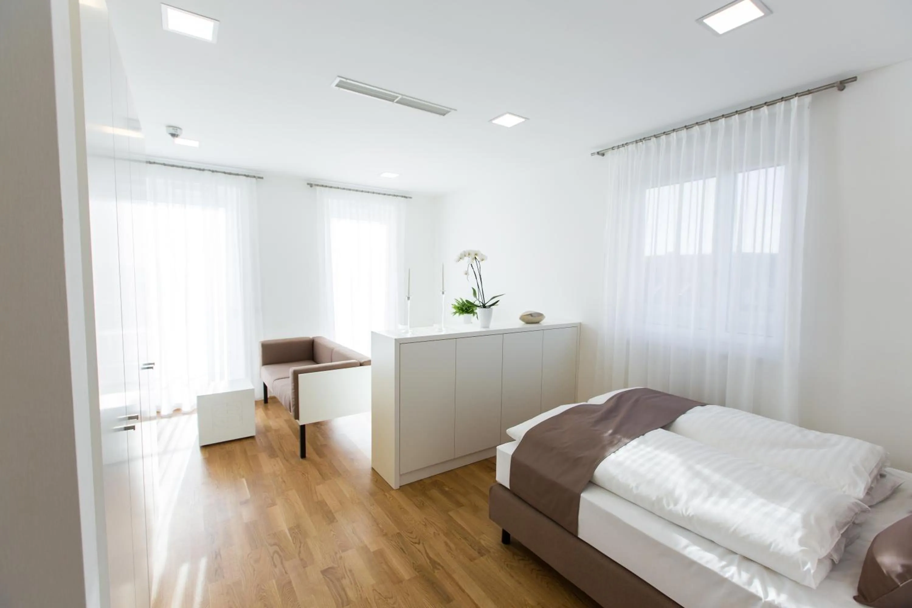 Photo of the whole room, Bed in SHOME Hotel Graz I Self-Check-In I Free Parking