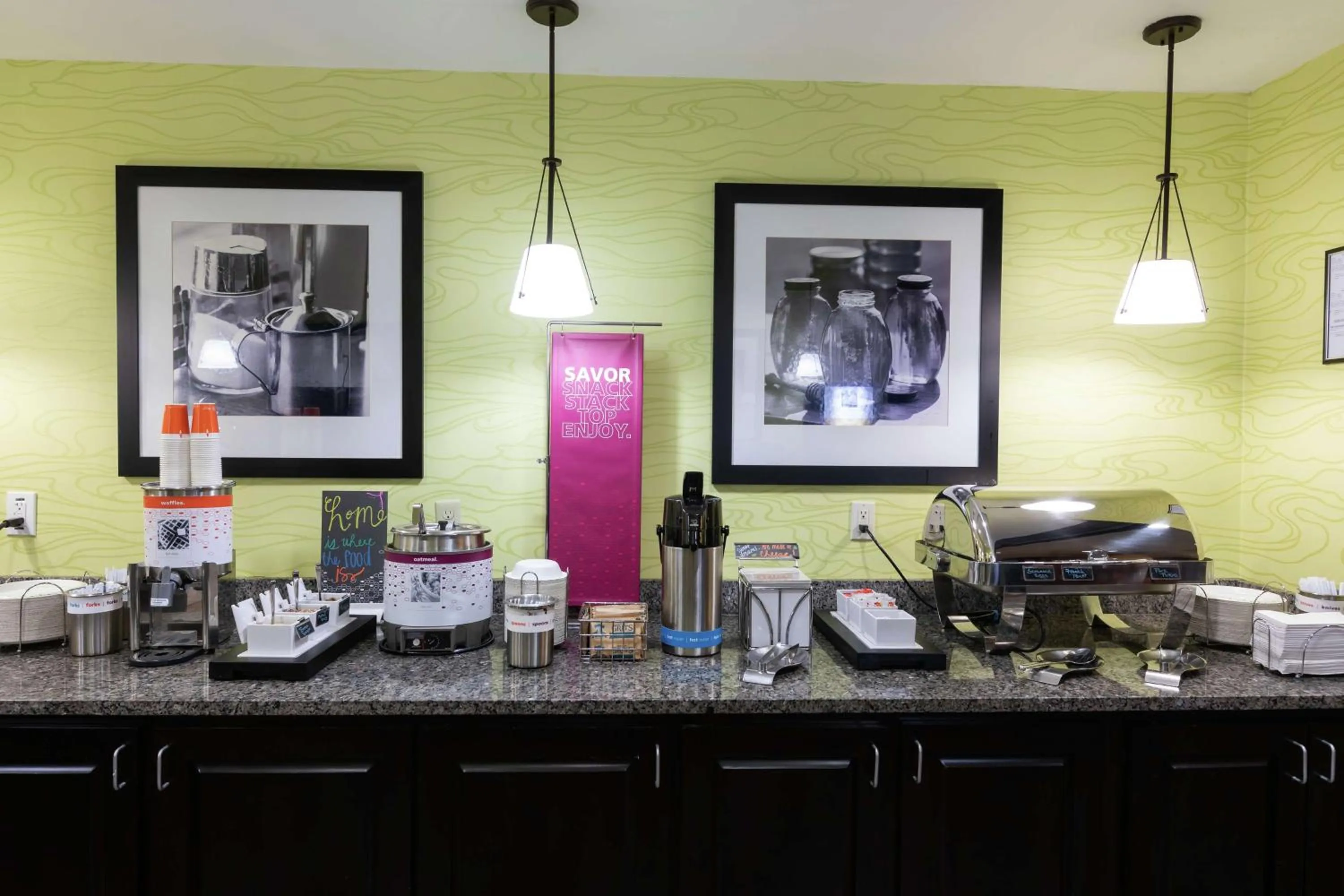 Dining area in Hampton Inn Houma