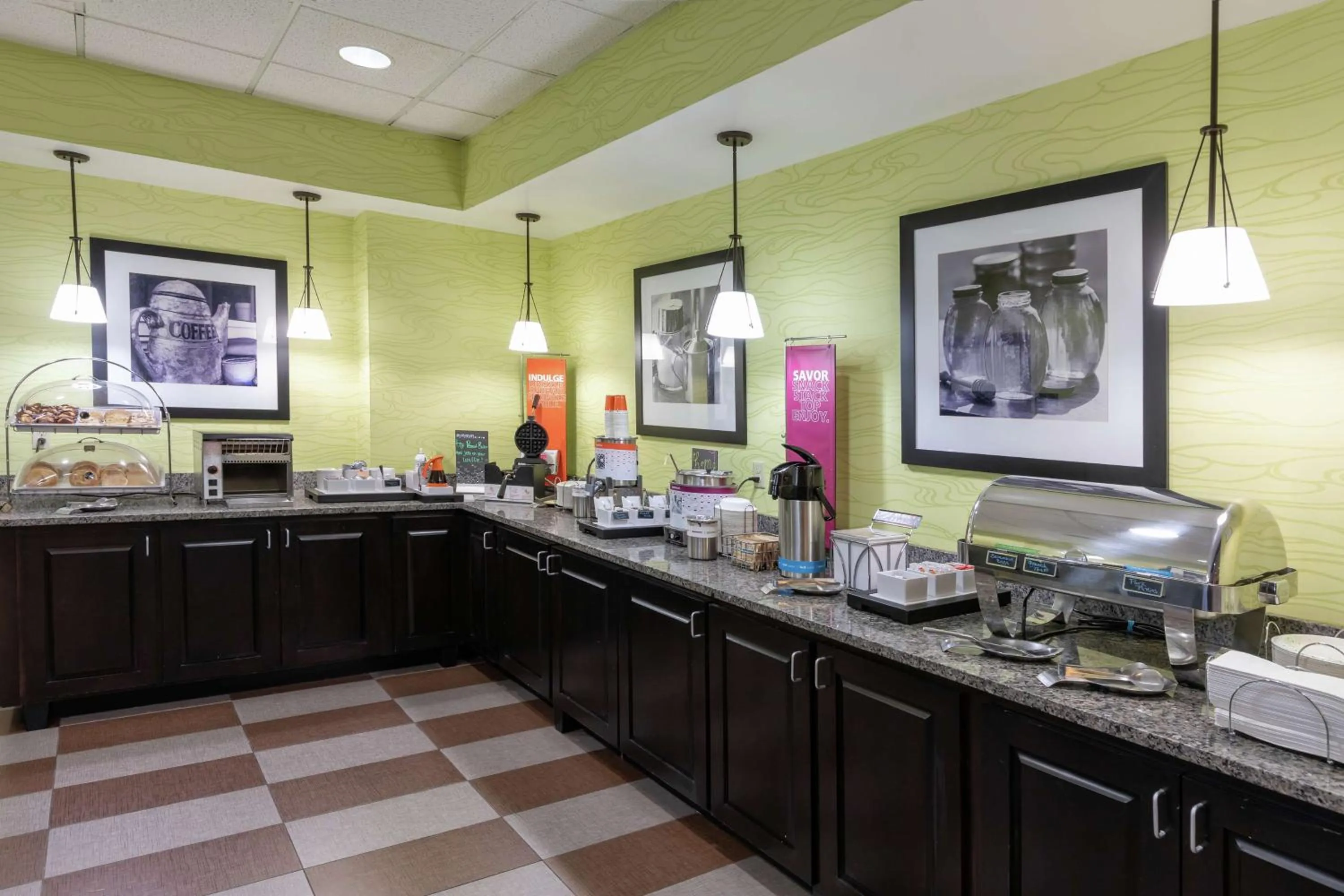 Dining area in Hampton Inn Houma
