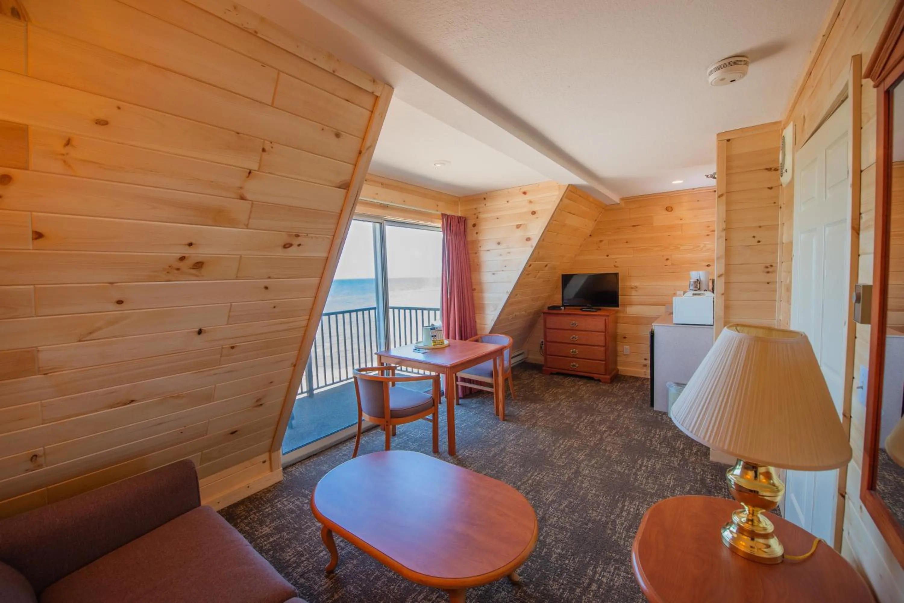 Communal lounge/ TV room in Quality Inn & Suites Mackinaw City Beachfront