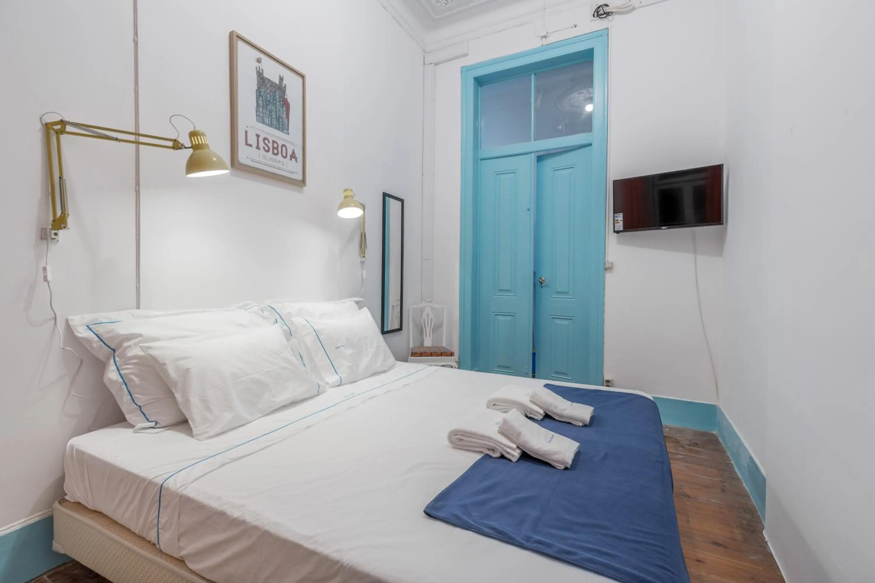 Photo of the whole room, Bed in C&O Guest House Lisbon